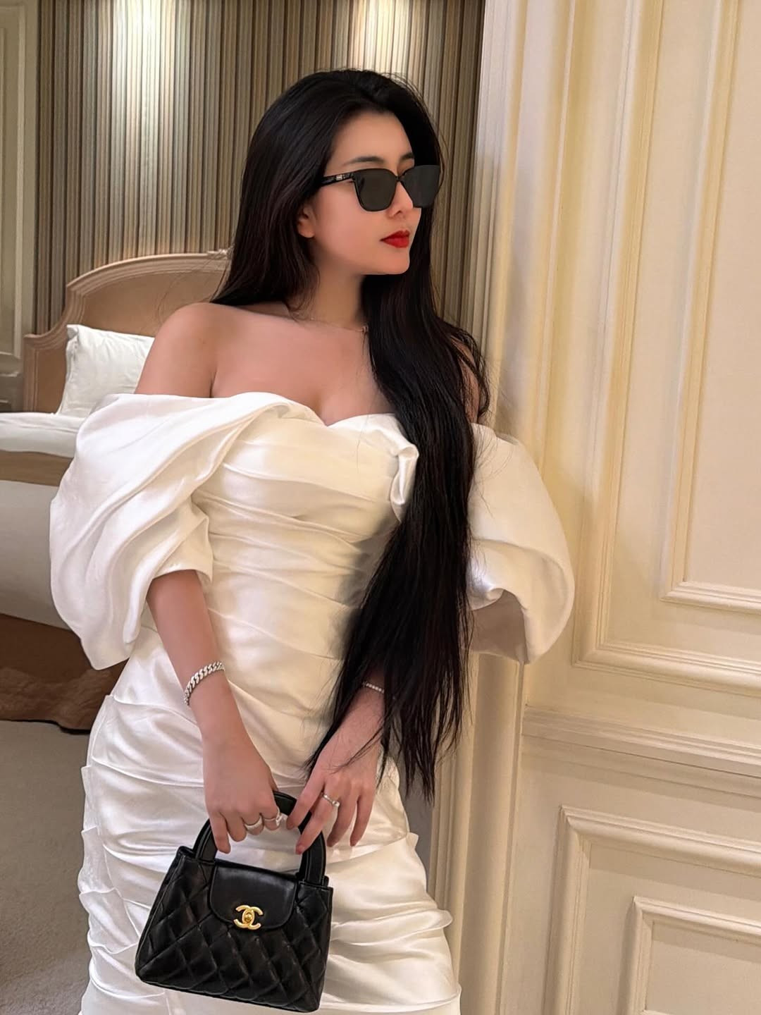 Mới đây trên trang cá nhân, "nữ thần học đường" một thời - Võ Ngọc Trân đã khiến cộng đồng mạng không khỏi xuýt xoa khi đăng tải những hình ảnh đầu tiên sau kỳ nghỉ Tết Nguyên đán. Không chọn áo dài truyền thống như thường lệ, cô nàng xuất hiện với diện mạo vô cùng sang trọng, ghi điểm tuyệt đối bởi thần thái kiêu sa. (Ảnh: IGNV)