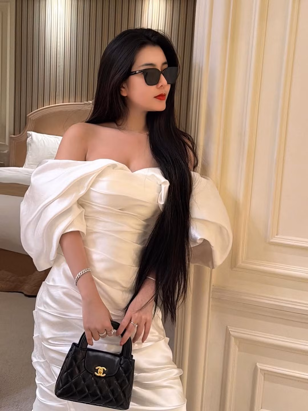 Mới đây trên trang cá nhân, "nữ thần học đường" một thời - Võ Ngọc Trân đã khiến cộng đồng mạng không khỏi xuýt xoa khi đăng tải những hình ảnh đầu tiên sau kỳ nghỉ Tết Nguyên đán. Không chọn áo dài truyền thống như thường lệ, cô nàng xuất hiện với diện mạo vô cùng sang trọng, ghi điểm tuyệt đối bởi thần thái kiêu sa. (Ảnh: IGNV)