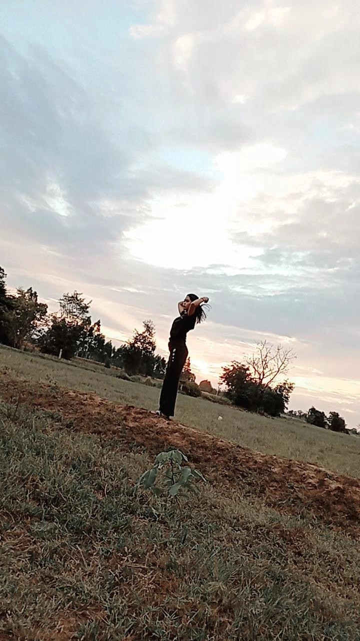 Câu chuyện về những bức ảnh "dở khóc dở cười" này nhanh chóng thu hút sự chú ý của cộng đồng mạng. Nhiều người đã để lại bình luận bày tỏ sự đồng cảm và chia sẻ những trải nghiệm tương tự khi nhờ bạn bè chụp ảnh. Có người hài hước nhận xét rằng: "Bạn thân là để 'dìm', ảnh đẹp là chuyện của người yêu!", hay "Xem ảnh mà cười ra nước mắt, chắc cô bạn thân 'có tâm' quá!"