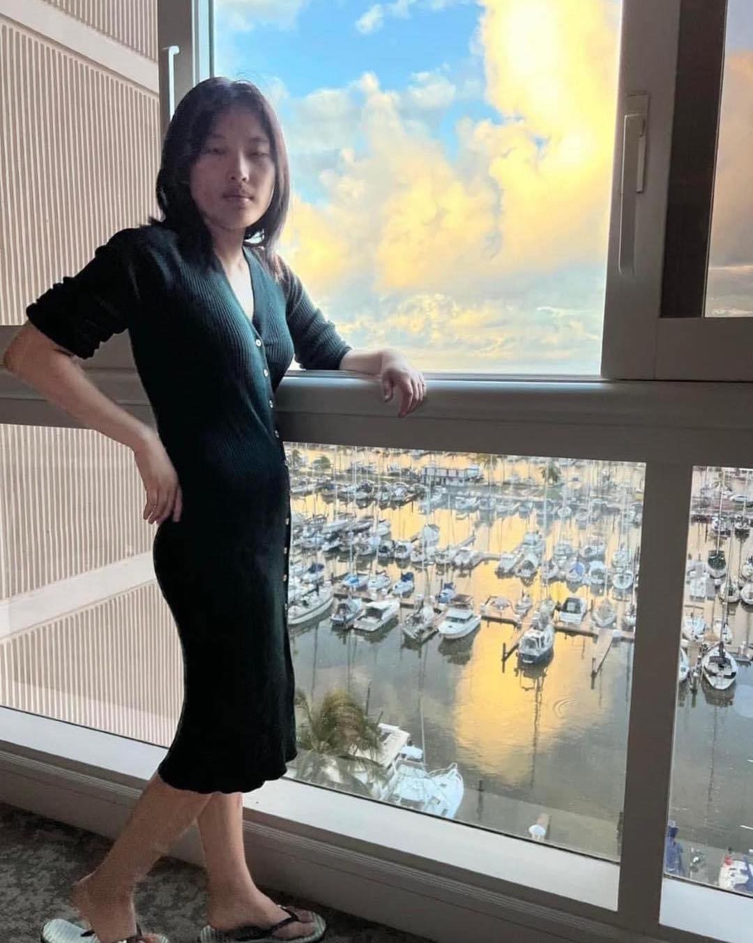 Có lẽ cô gái đang muốn ghi lại khoảnh khắc check-in với khung cảnh bến đỗ thuyền ở phía dưới, thế nhưng người chụp lại cho ra một tác phẩm hoàn toàn không có tính nghệ thuật chút nào.