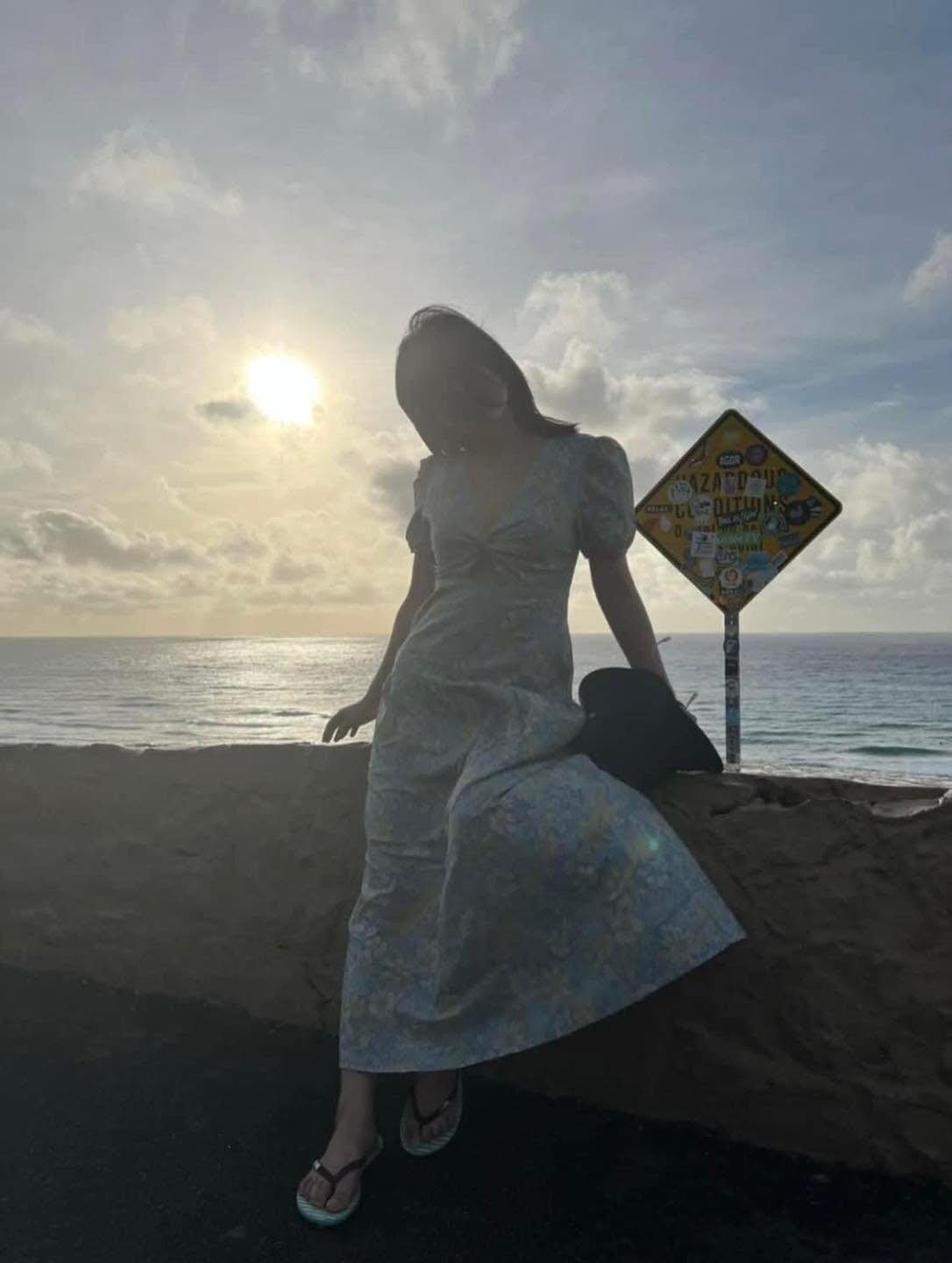 Trong một khoảnh khắc, cô gái ngồi trên bờ tường, phía sau là ánh hoàng hôn rực rỡ, nhưng gương mặt cô lại bị che khuất hoàn toàn bởi vệt nắng chói chang, chỉ còn là một bóng đen lờ mờ. Dù khung cảnh đẹp đến mấy, bức ảnh cũng trở nên khó hiểu và không đạt được mục đích "sống ảo" ban đầu.