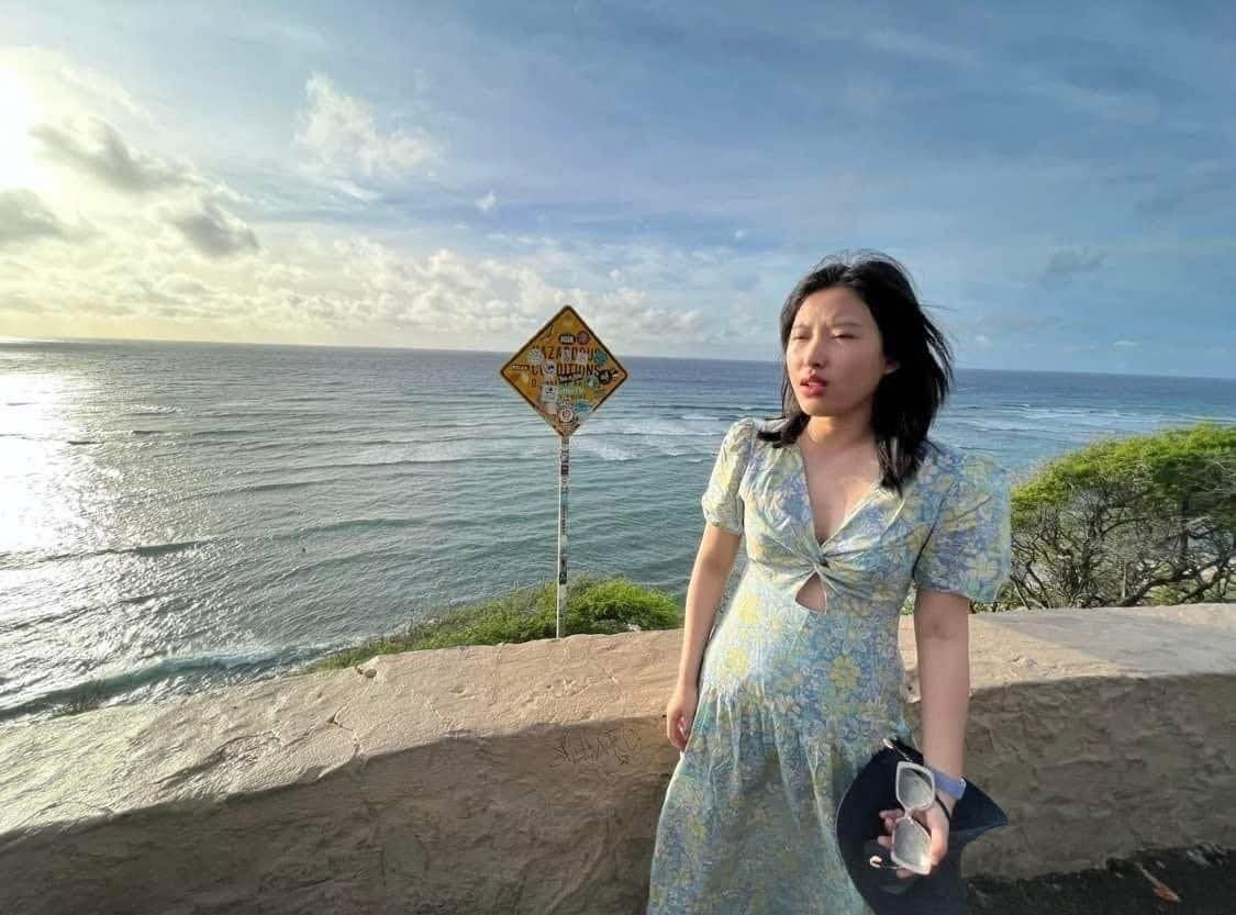 Trong những bức hình được chia sẻ, cô gái trẻ đã nhờ bạn thân ghi lại khoảnh khắc đáng nhớ của mình trong chuyến đi biển. Với trang phục váy hoa nhẹ nhàng, cô tạo dáng bên bờ biển xanh ngắt, dưới ánh nắng vàng dịu.