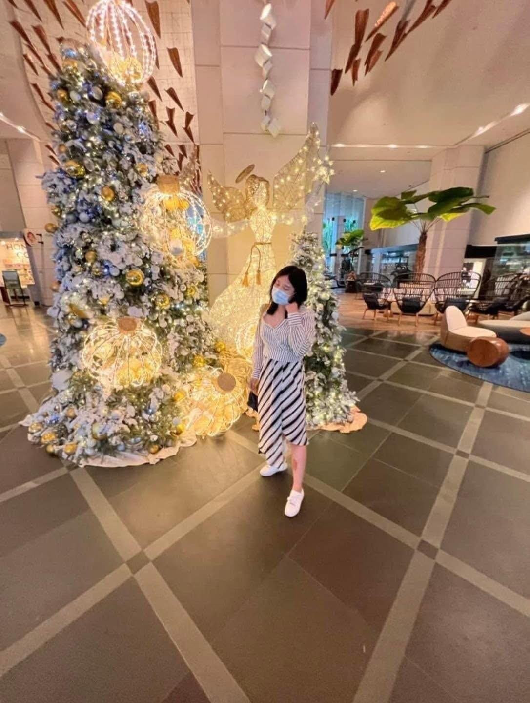 Thay vì những bức ảnh lung linh, lãng mạn, điều cô nhận được lại là những khoảnh khắc "dìm hàng" không thương tiếc.