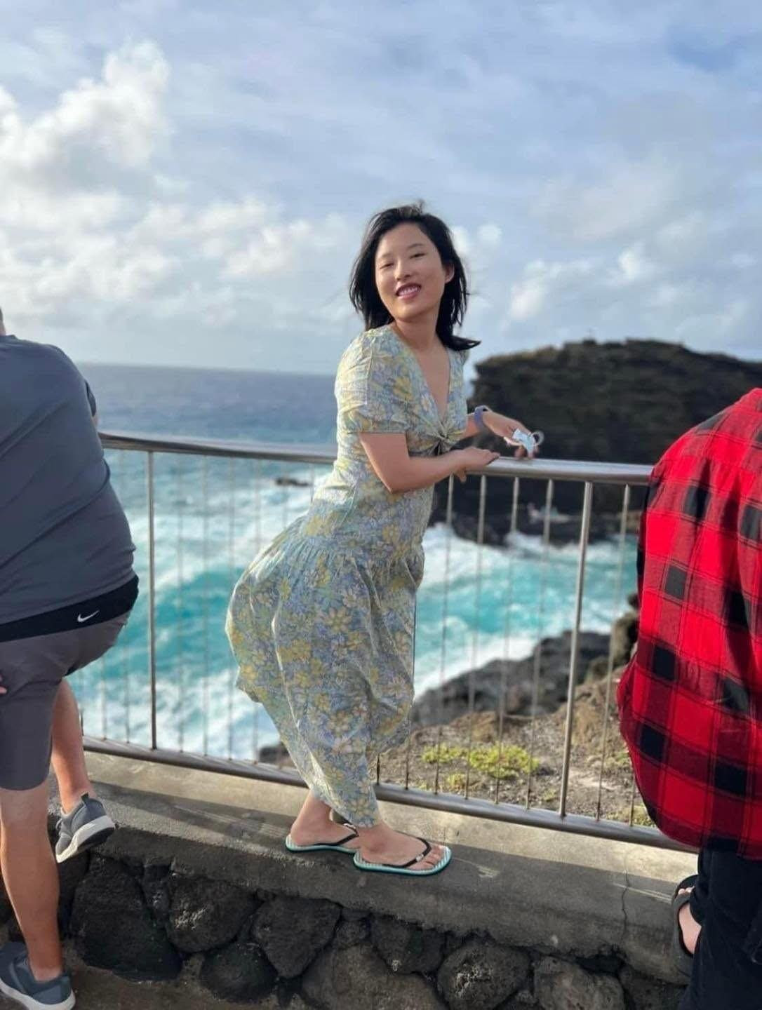 Các cô gái mỗi lúc đi du lịch, ngoài việc được nhìn ngắm phong cảnh hay thưởng thức những món ăn ngon thì việc có những tấm hình "sống ảo" cũng quan trọng không kém. Thế nhưng không phải ai cũng có được những khoảnh khắc để đời như ý muốn. Mới đây loạt ảnh sống ảo của một cô gái được chia sẻ trên mạng xã hội khiến nhiều người phải "dở khóc dở cười".