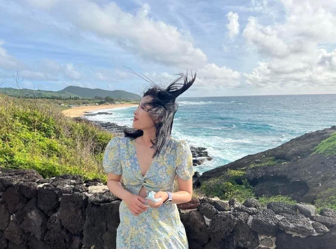 Thay vì một khoảnh khắc bay bổng, mái tóc của cô lại "vút" lên một cách đầy ngẫu hứng, tạo nên hình ảnh khá hài hước và có phần "khó đỡ".