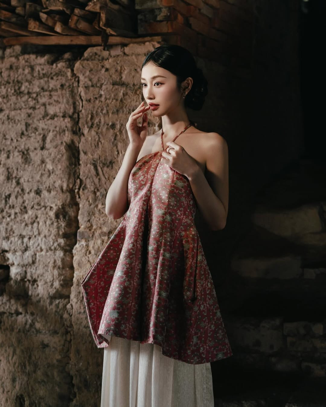 Ngay sau khi đăng tải, bộ ảnh đã nhận được "cơn mưa" lời khen từ người hâm mộ: "Xinh quá", "đẹp quá chị ơi", "Jun Vũ mặc đồ truyền thống lúc nào cũng có một sức hút rất riêng". (Ảnh: IGNV)