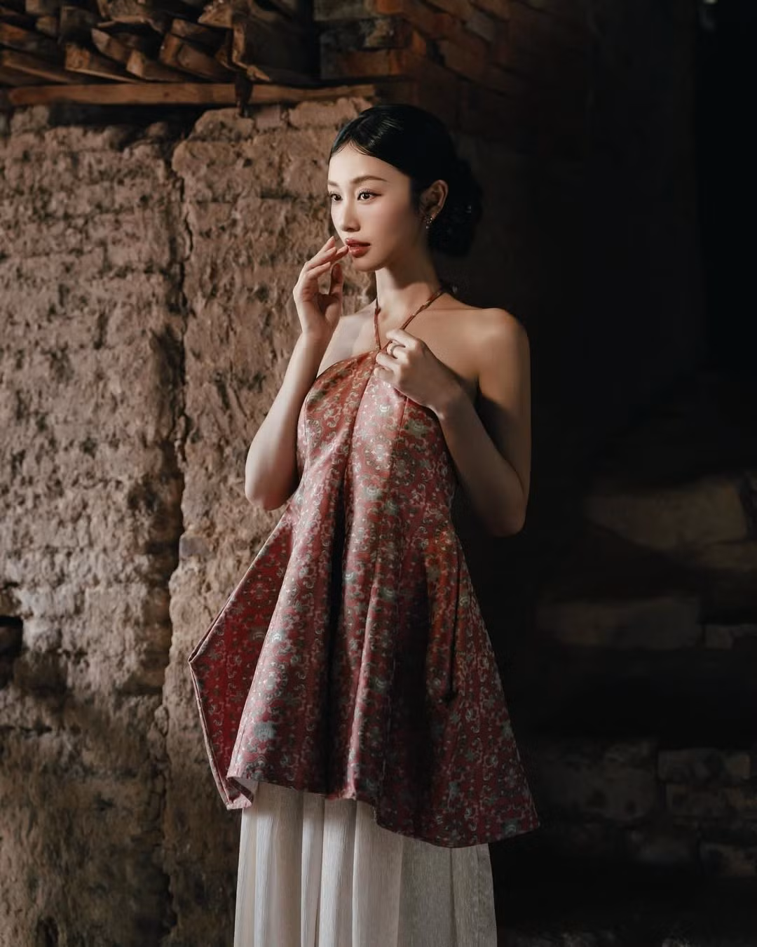 Ngay sau khi đăng tải, bộ ảnh đã nhận được "cơn mưa" lời khen từ người hâm mộ: "Xinh quá", "đẹp quá chị ơi", "Jun Vũ mặc đồ truyền thống lúc nào cũng có một sức hút rất riêng". (Ảnh: IGNV)