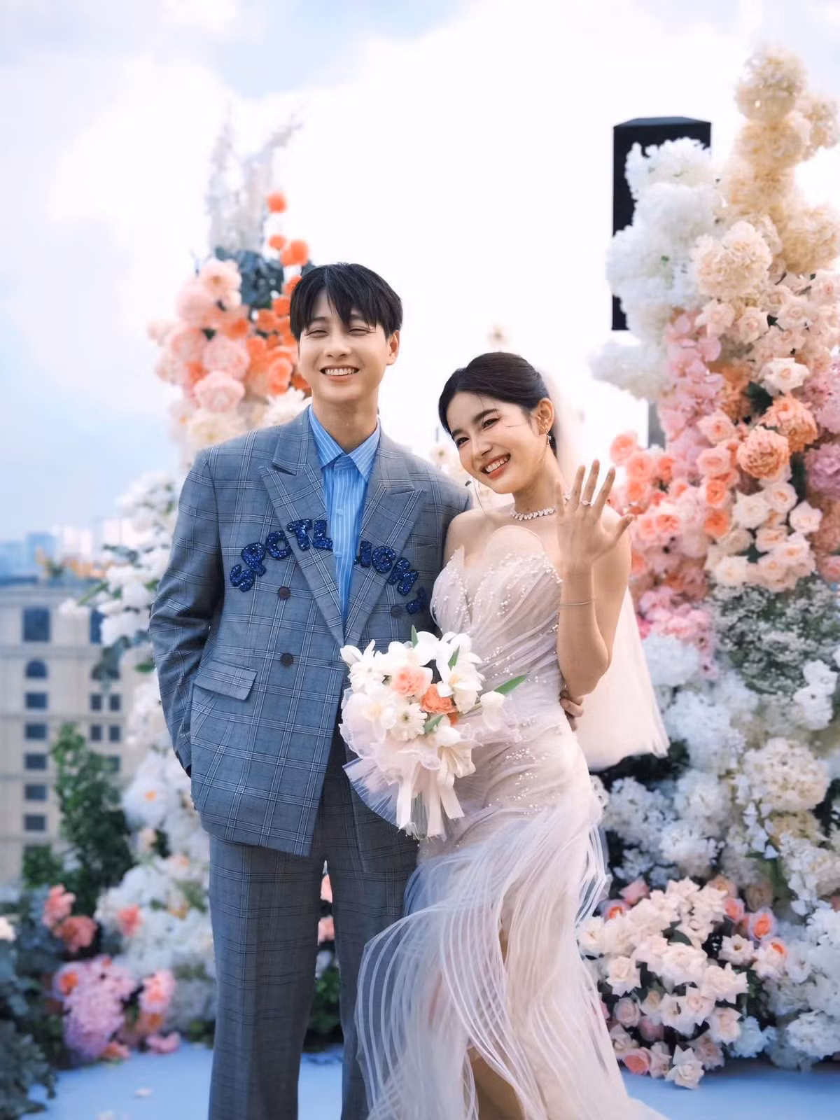 Những ngày qua, những khoảnh khắc ngọt ngào trong màn cầu hôn của Lê Đức và Luna Hằng Trịnh được netizen truyền tay nhau trên các nền tảng mạng xã hội. (Ảnh: Facebook Hằng Trịnh)