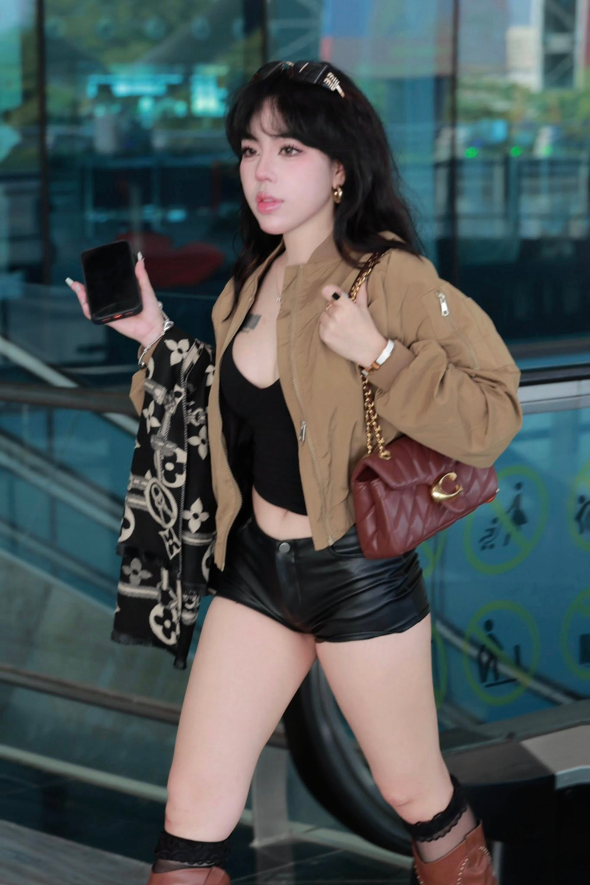 Lối trang điểm nhấn đậm vào phần má hồng giúp Bảo Khuyên trông như một nhân vật bước ra từ truyện tranh, vừa ngọt ngào lại vừa ma mị. (Ảnh: IGNV)