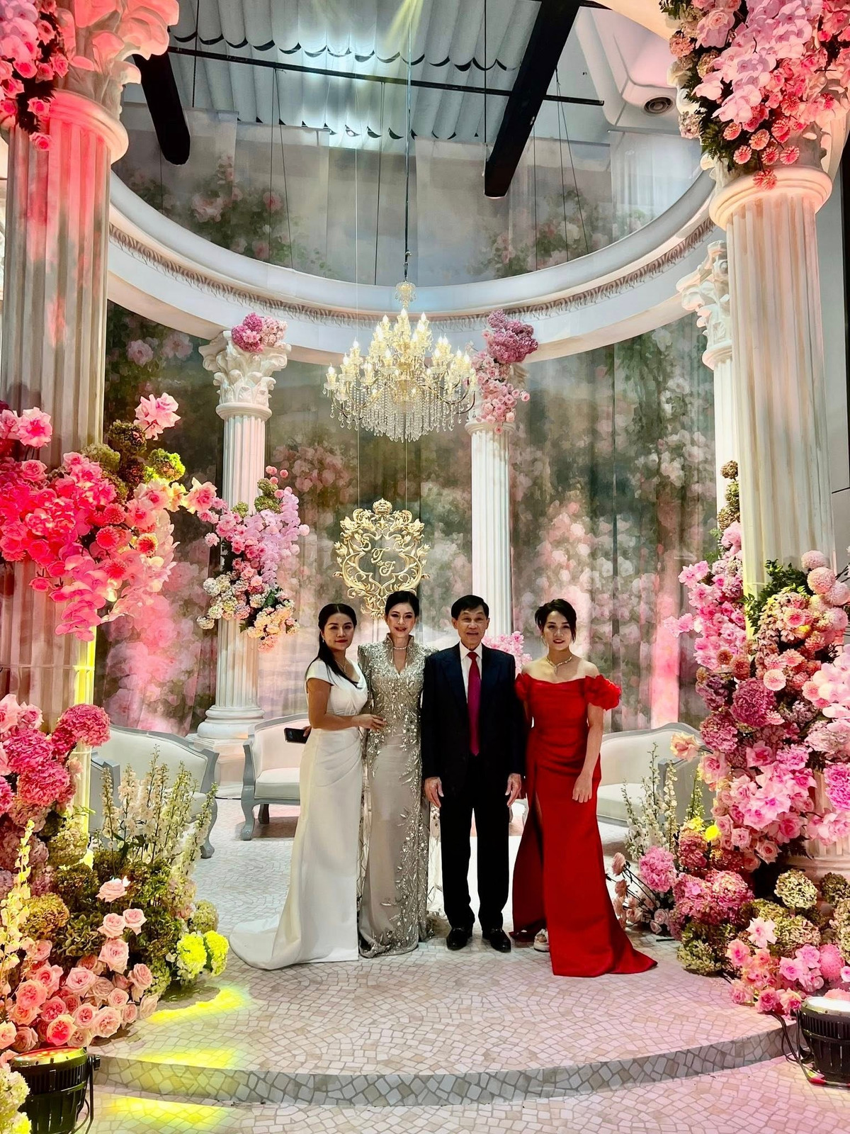 Cô dâu Tiên Nguyễn xuất hiện lộng lẫy như nàng công chúa trong bộ váy cưới tinh xảo, đính kết tỉ mỉ cùng bộ trang sức kim cương lấp lánh trên tay và cổ. Chú rể Justin lịch lãm trong bộ tuxedo. (Ảnh: Facebook Giang Nguyen)