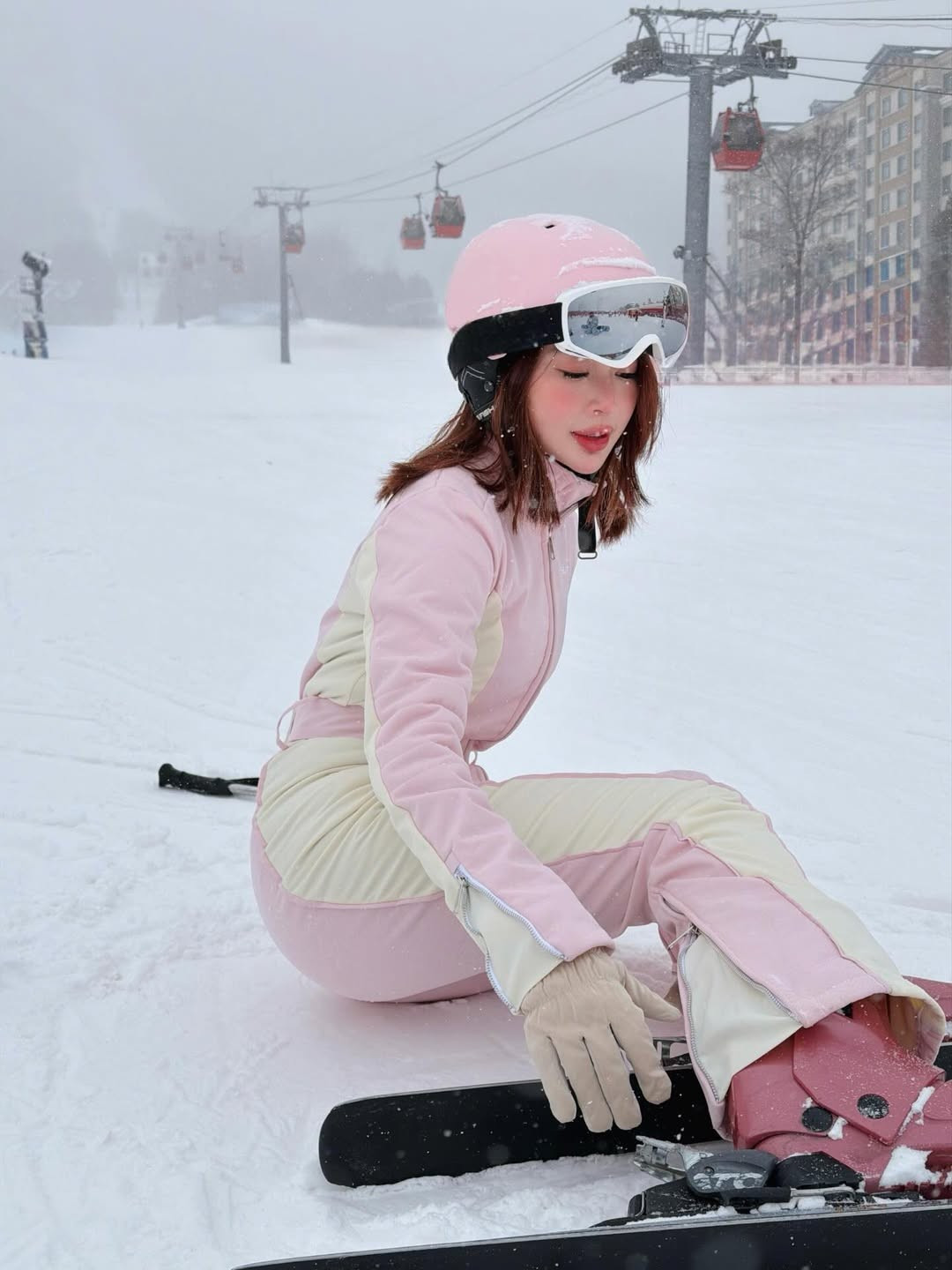 Mới đây, Sun HT đã khiến người hâm mộ "đứng ngồi không yên" khi đăng tải loạt khoảnh khắc cực ngọt ngào và thời thượng trong chuyến du lịch trượt tuyết cùng những người bạn thân thiết nhất của mình, trong đó không thể thiếu những cái tên "quyền lực" như Chi Pu, Hoàng Ku và Salim. (Ảnh: IGNV)