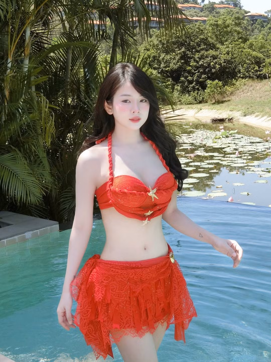 Lựa chọn này không chỉ tôn lên vóc dáng thon gọn mà còn làm nổi bật làn da trắng mịn không tì vết của nữ DJ. (Ảnh: FBNV)