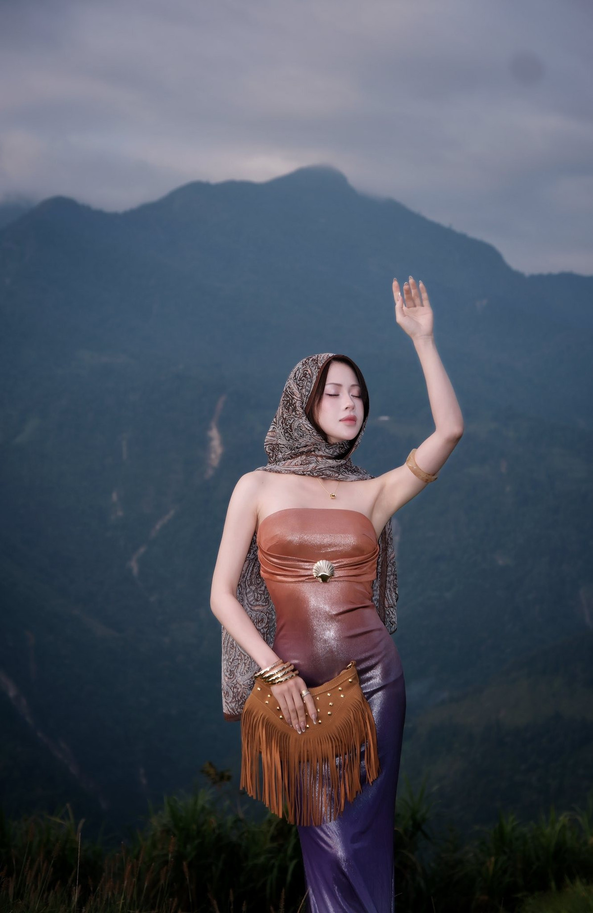 Ngoài bộ ảnh bikini nói trên, cô gái cũng thực hiện nhiều bộ ảnh khác nhau giữa khung cảnh núi rừng Sapa, nhận về rất nhiều lời khen ngợi cả về nhan sắc lẫn sự đầu tư trong trang phục. (Ảnh: FBNV)