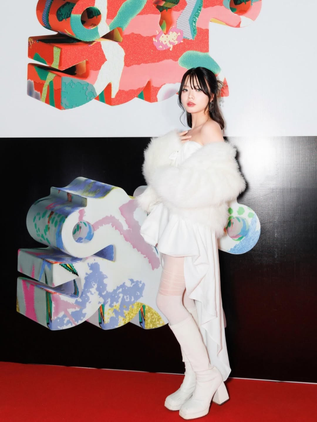 Cô nàng diện thiết kế váy cúp ngực trắng muốt, khéo léo khoe bờ vai trần mảnh dẻ. Điểm nhấn ấn tượng nhất chính là chiếc áo khoác lông vũ mềm mại, tạo nên vẻ ngoài kiêu sa như một "thiên nga trắng" giữa lòng thành phố. (Ảnh: IGNV)