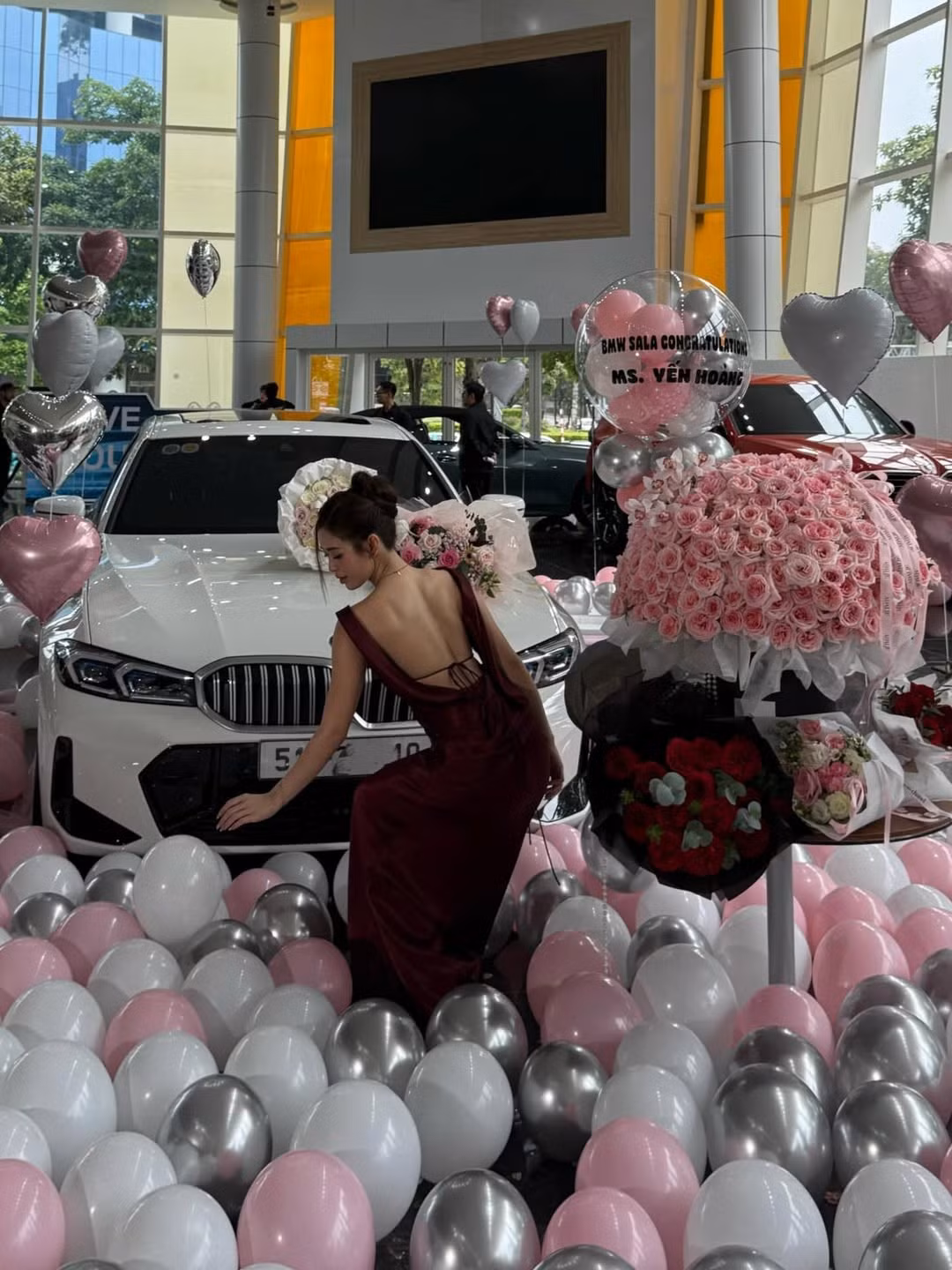 Hoàng Yến xuất hiện vô cùng rạng rỡ, khoe nhan sắc xinh đẹp và vóc dáng cuốn hút trong chiếc đầm dạ hội màu đỏ đô, thiết kế trễ vai và hở lưng quyến rũ. (Ảnh: IGNV)