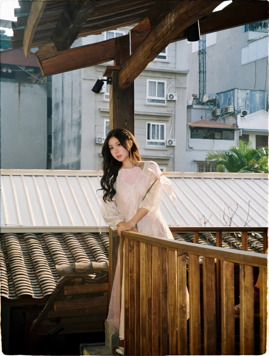 Vũ Nguyệt - cô nàng từng gây sốt mạng xã hội với biệt danh 'hot girl quân sự' - vừa khiến người hâm mộ tan chảy trong bộ ảnh mới đầy chất thơ, mang đậm hơi thở truyền thống pha lẫn nét hiện đại. (Ảnh: IGNV)