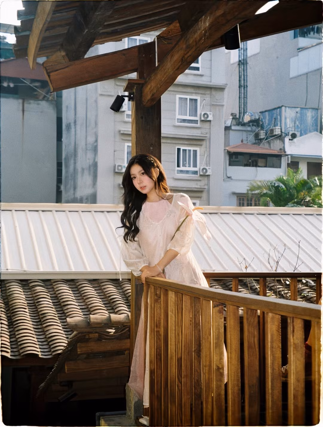 Vũ Nguyệt - cô nàng từng gây sốt mạng xã hội với biệt danh 'hot girl quân sự' - vừa khiến người hâm mộ tan chảy trong bộ ảnh mới đầy chất thơ, mang đậm hơi thở truyền thống pha lẫn nét hiện đại. (Ảnh: IGNV)