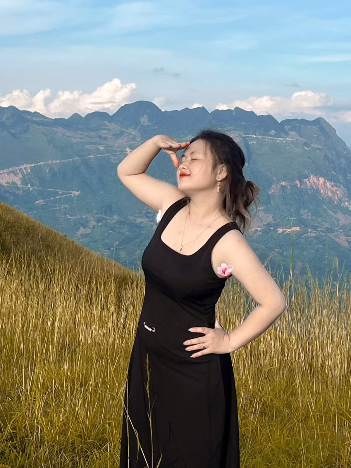 Tuy nhiên, kể từ khi mang thai, Mua Thị Dua đã thay đổi phong cách rõ rệt. Cô ưu tiên những bộ quần áo rộng rãi, thoải mái, dần trở nên kín đáo hơn so với trước. (Ảnh: FBNV)