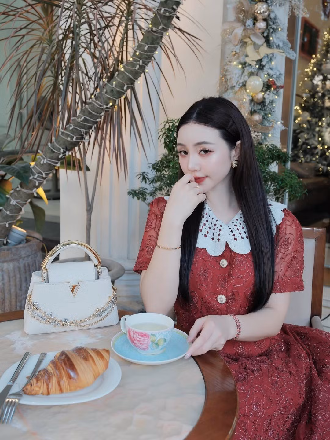 Sắc đỏ của trang phục cùng vẻ đẹp ngọt ngào của Quỳnh Kool dường như đã làm sáng bừng cả không gian xung quanh Hồ Gươm, khiến người xem như bị 'xiêu lòng' trước vẻ đẹp đậm chất Á Đông và khí chất kiêu sa của cô. (Ảnh: IGNV)