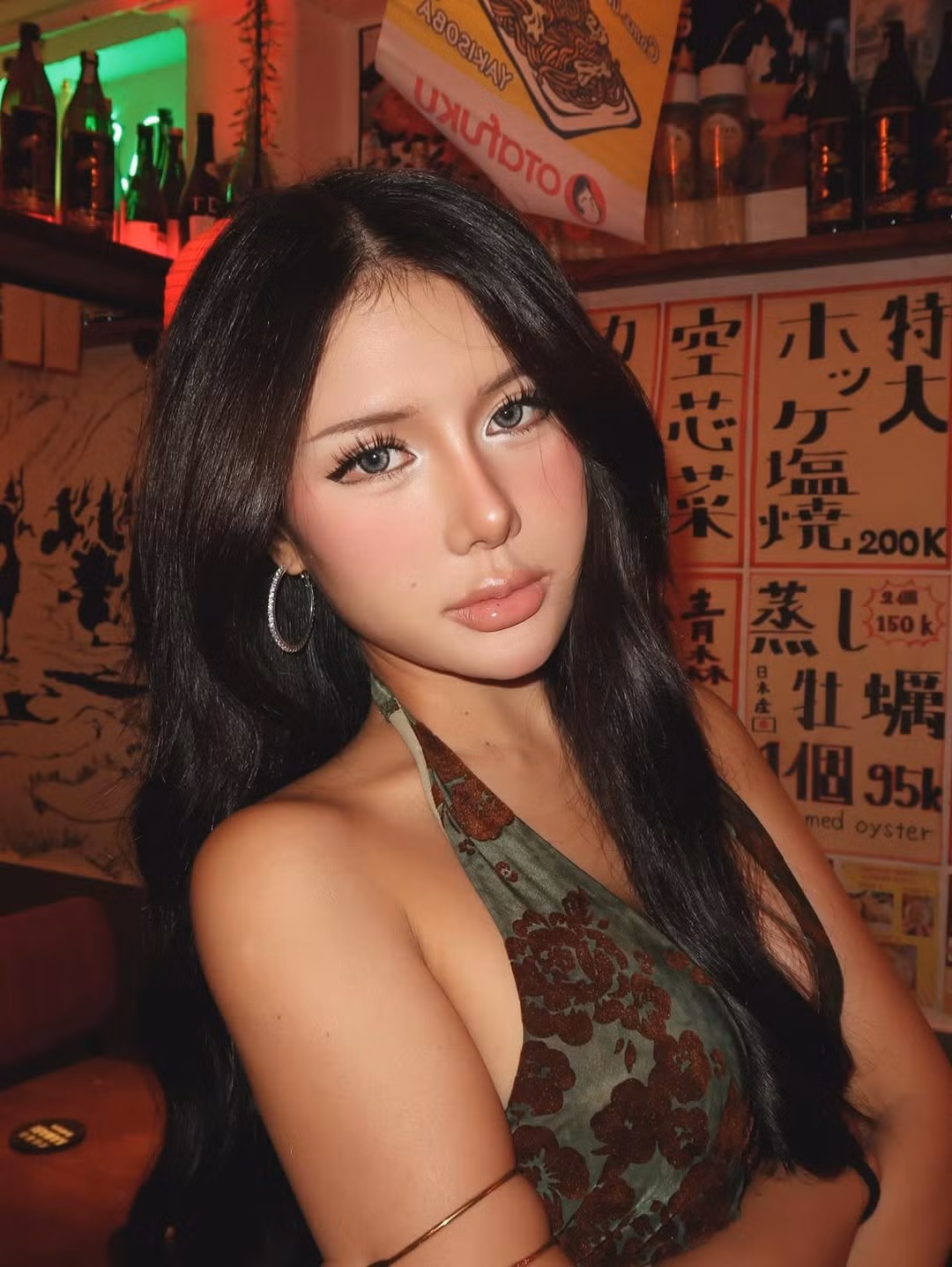 Trong loạt ảnh, Xuân Ca xuất hiện đầy cuốn hút trong set đồ màu xanh rêu với họa tiết hoa văn độc đáo, khoe trọn vòng eo thon gọn và đường cong cơ thể nóng bỏng. (Ảnh: IGNV)