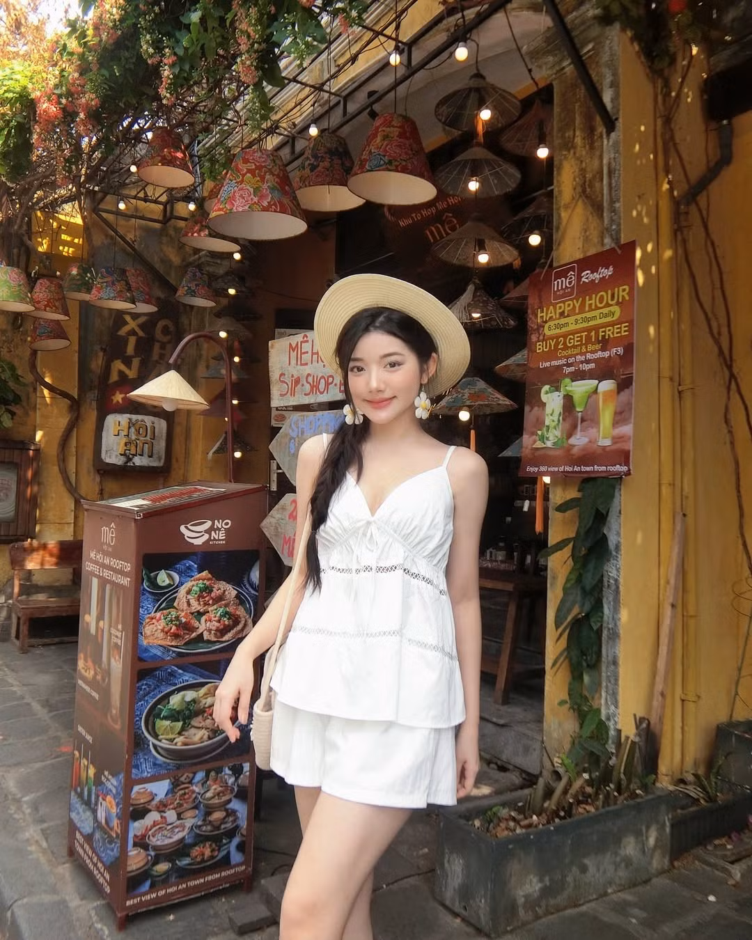 Đến với phố cổ Hội An, Quỳnh Trương tranh thủ check-in ở những góc hình cổ kính với bức tường vàng quen thuộc, với những giàn hoa khoe sắc hay ở quán đồ uống đã trở thành biểu tượng của Hội An.