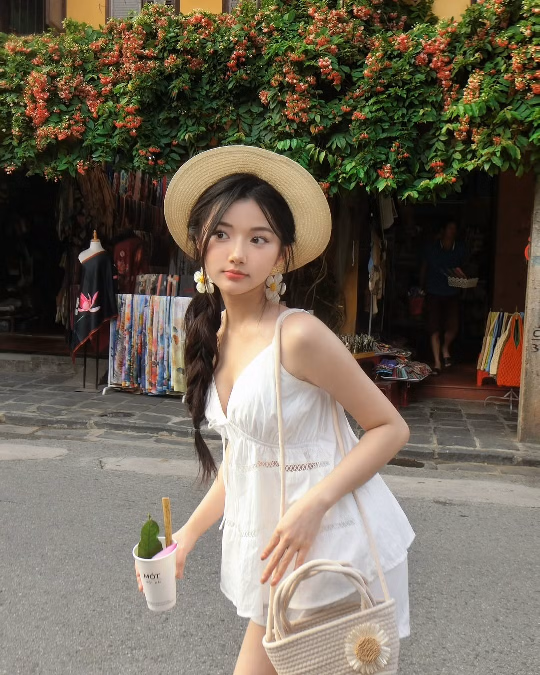 Giữa khung cảnh thơ mộng của phố cổ Hội An, "hot girl mukbang" Quỳnh Trương mới đây đã khiến dân mạng “lụi tim” khi xuất hiện với vẻ ngoài dịu dàng, trong trẻo như bước ra từ tranh vẽ.