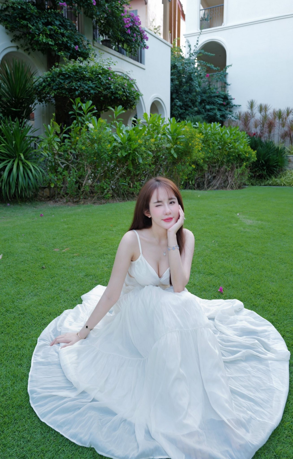 Trong bộ ảnh mới, Lê Tuyết Anh gây ấn tượng mạnh mẽ khi diện chiếc váy trắng dài thướt tha, tạo nên vẻ đẹp thuần khiết và thanh thoát. (Ảnh: FBNV)