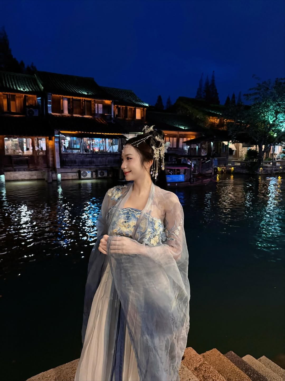 Bộ váy kết hợp hài hòa giữa sắc xanh dương đậm và trắng, nhấn nhá bằng họa tiết hoa văn thêu tinh xảo ở phần ngực áo. (Ảnh: IGNV)