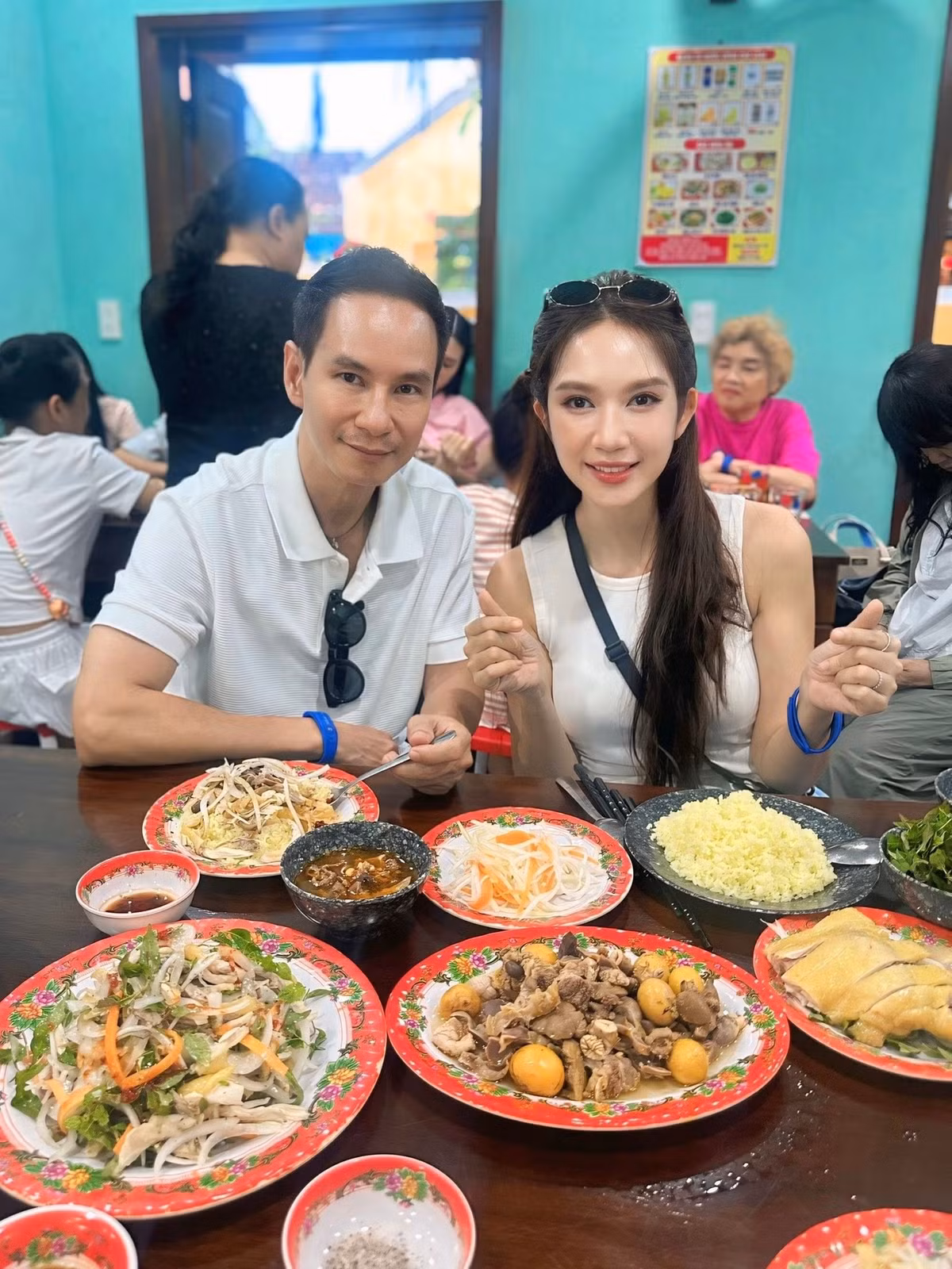 Điều đáng nói là cả hai không chỉ đẹp riêng lẻ mà còn “match” hoàn hảo khi đứng cạnh nhau. Từ cách phối đồ tông xuyệt tông, thần thái đồng nhất, đến ánh nhìn dành cho nhau – tất cả đều cho thấy một mối quan hệ gắn bó, yêu thương và hiểu nhau sâu sắc.