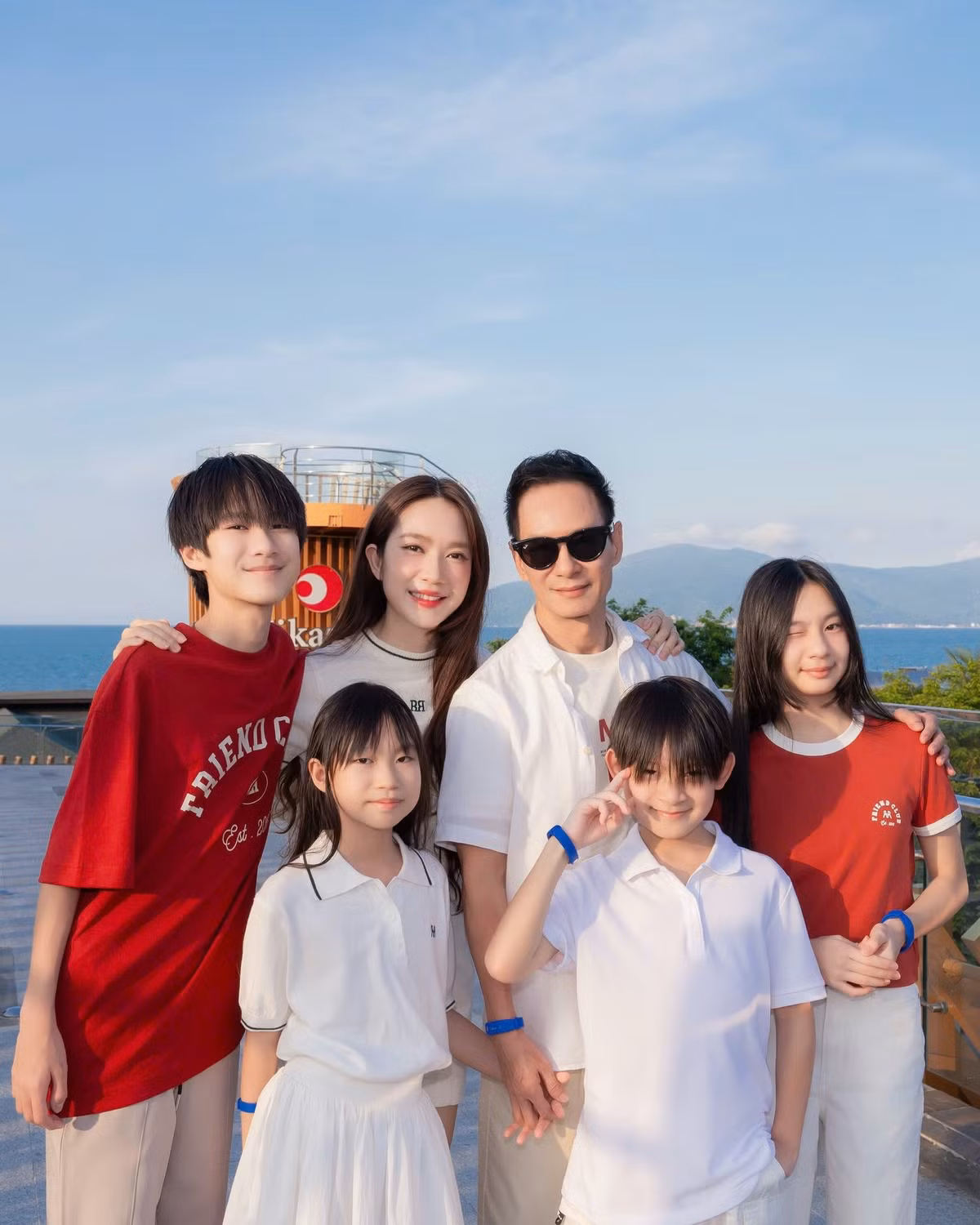 Dù đã 57 tuổi, Lý Hải vẫn giữ nguyên phong độ “soái ca” với làn da khỏe khoắn, thân hình săn chắc và phong cách ăn mặc trẻ trung.