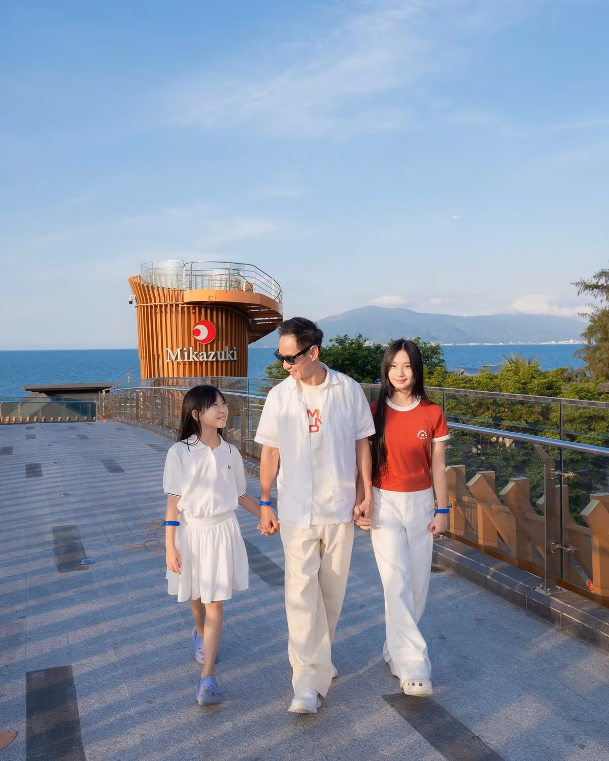 Lý Hải kết hôn với Minh Hà vào năm 2011, hiện có 4 người con. Cặp đôi thường xuyên khoe khoảnh khắc đời thường cả gia đình bên nhau vui vẻ.