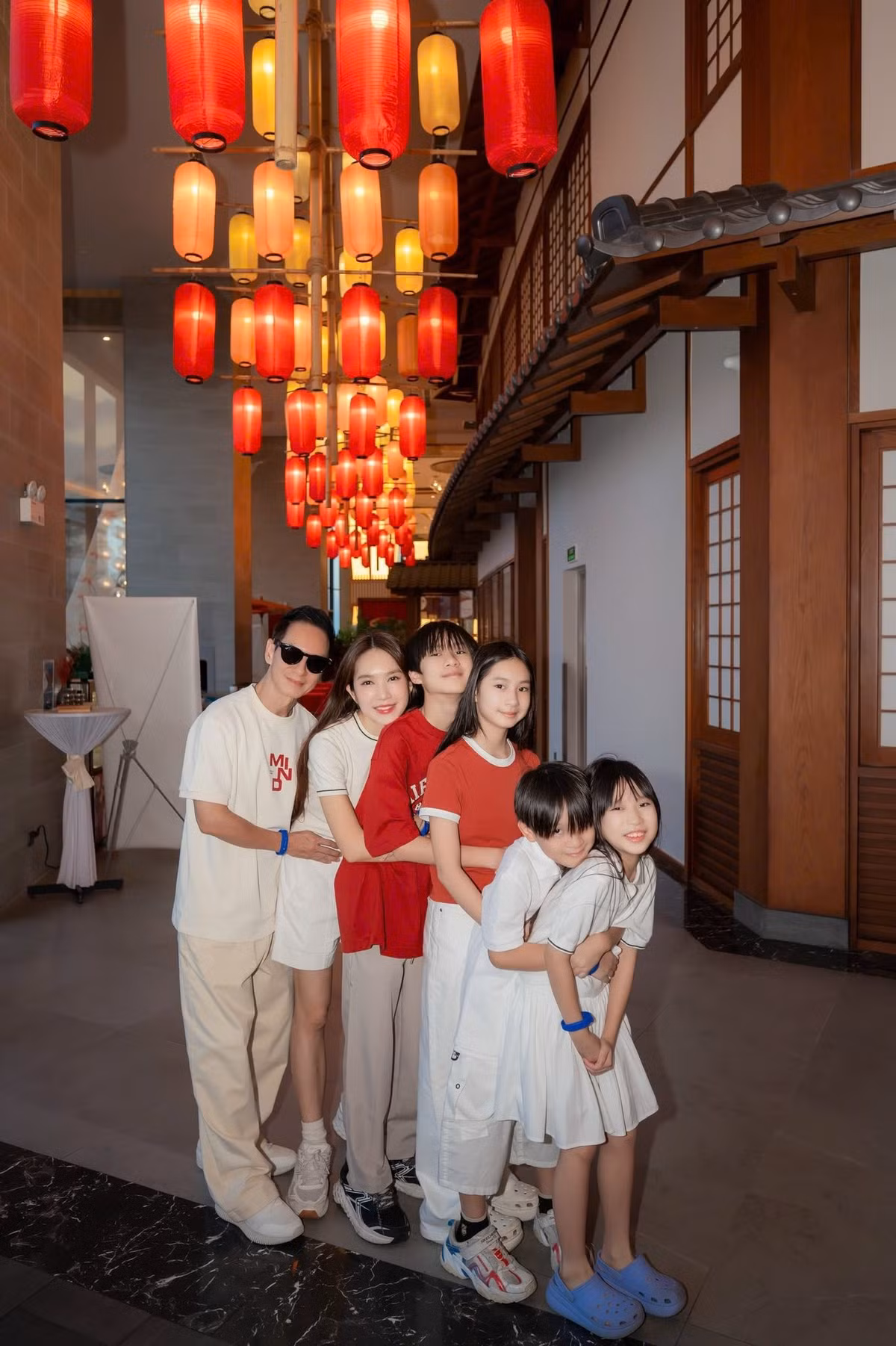 Nam ca sĩ – đạo diễn không chỉ toát lên vẻ lịch lãm của người đàn ông từng trải, mà còn giữ được sự thân thiện, gần gũi đặc trưng trong nụ cười và ánh mắt.