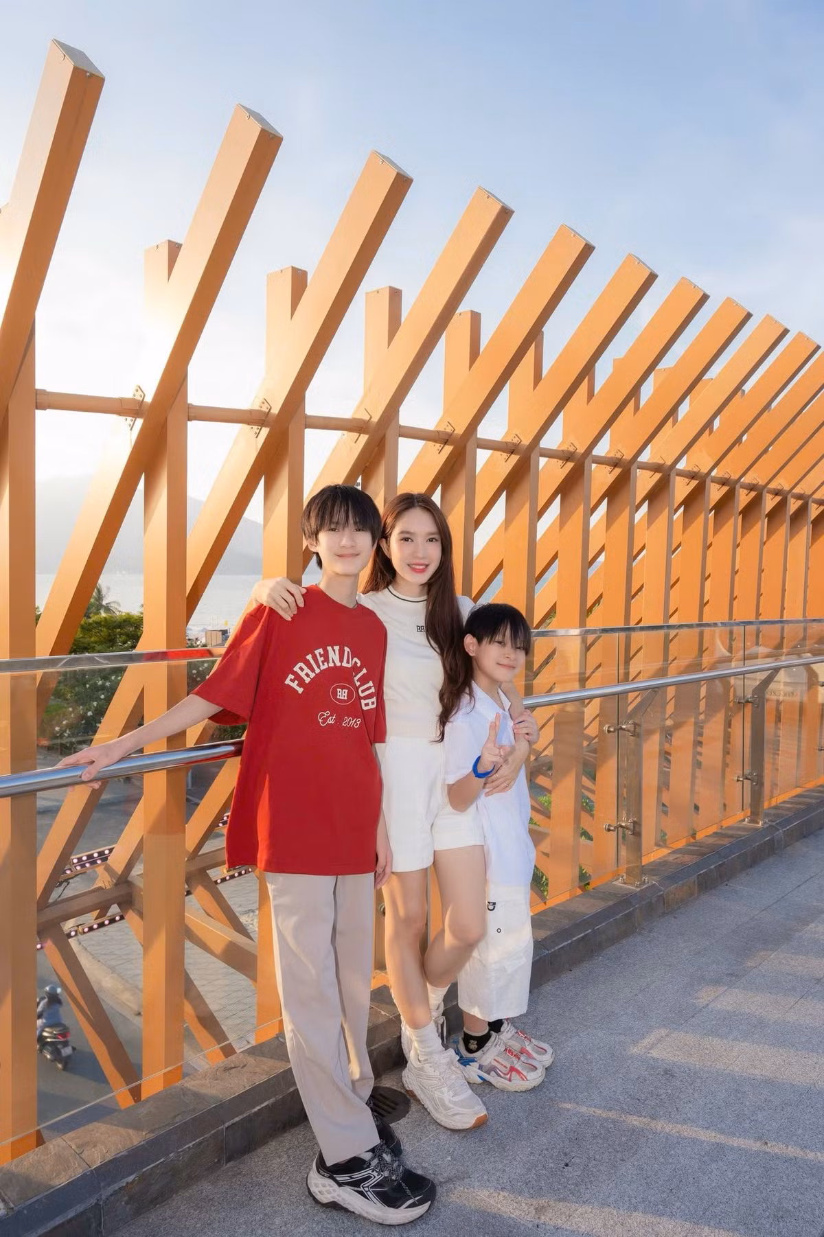 Minh Hà thường xuyên diện trang phục trẻ trung, hiện đại.