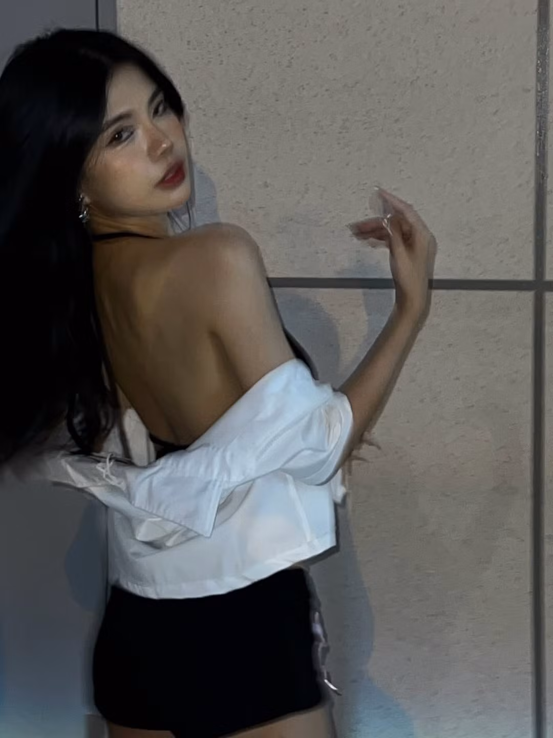 Mái tóc đen dài tự nhiên, cùng lối trang điểm nhấn vào đôi mắt sắc sảo và đôi môi cuốn hút, đã góp phần hoàn thiện thần thái "cool ngầu" của cô. (Ảnh: IGNV)