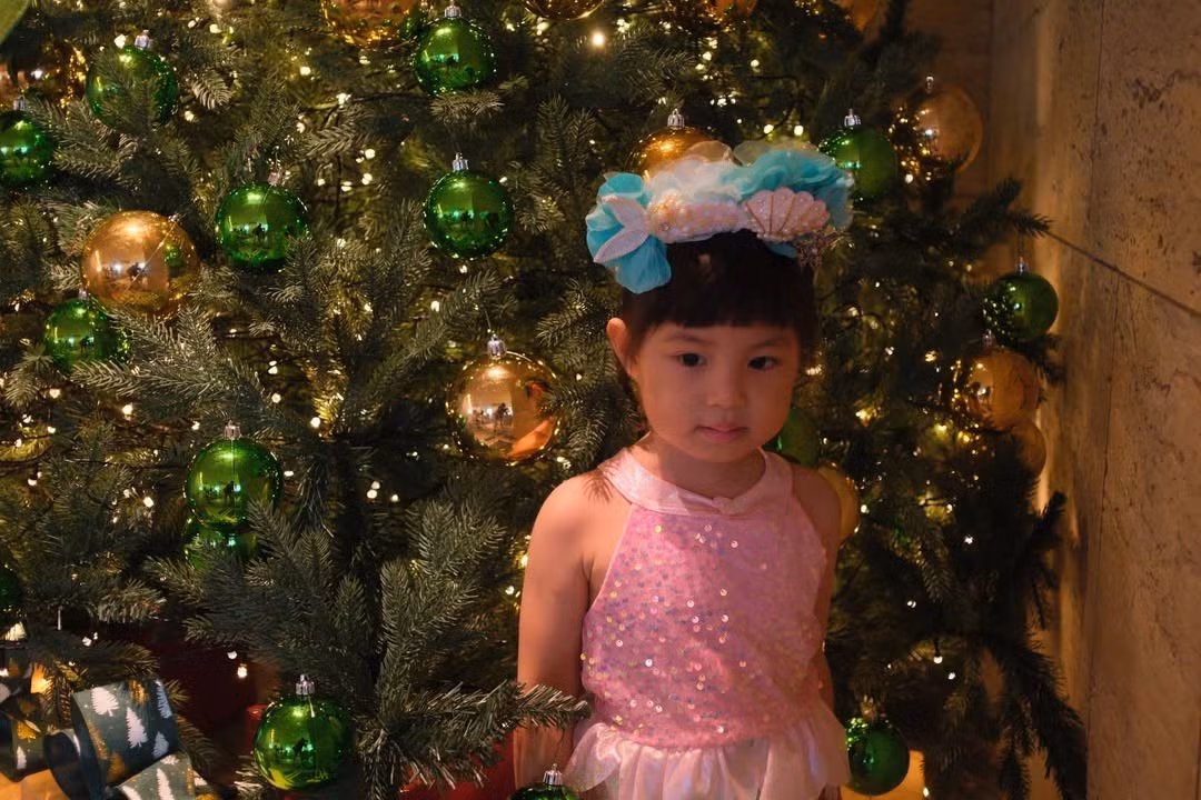 Dòng trạng thái đính kèm ảnh: "Pam Yêu Ơi Noel tới rồi mà sao vẫn hoá trang vậy mẹ ơi" đã nhận về "bão" thả tim và bình luận từ cộng đồng mạng. (Ảnh: @pamyeuoi)