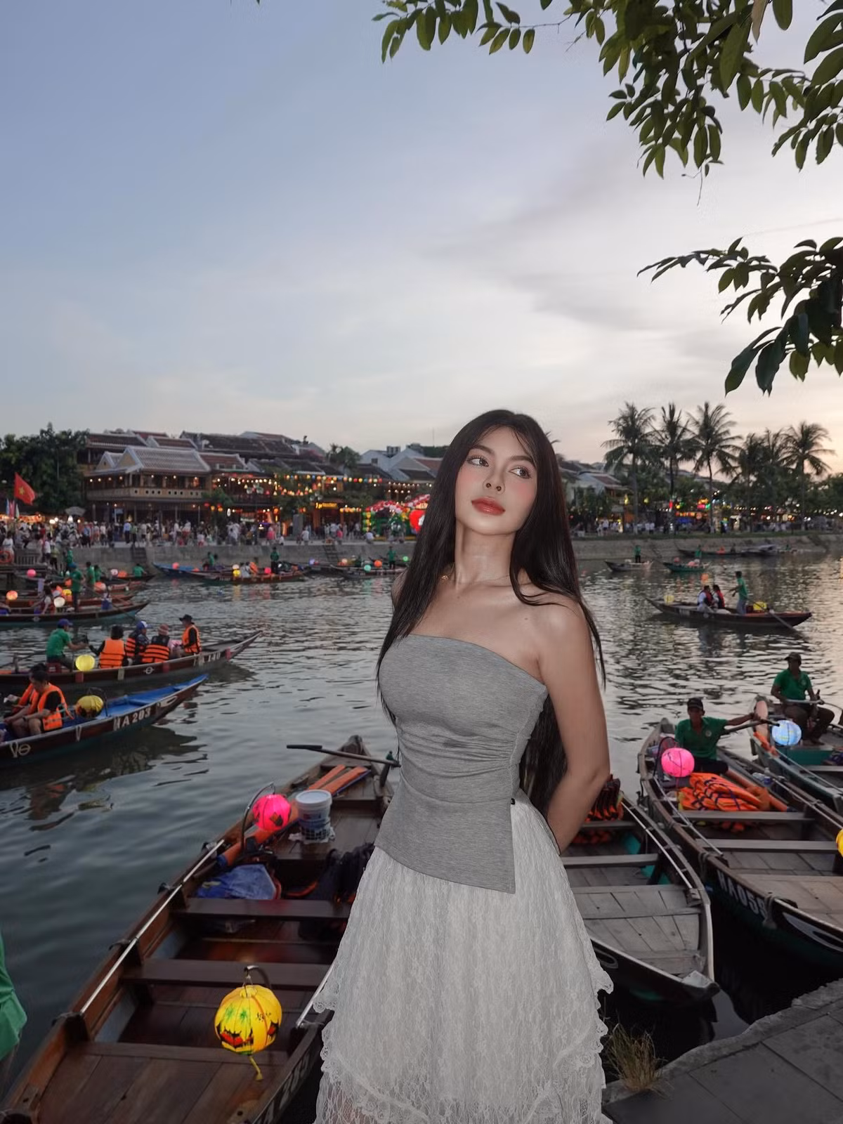 Trong các bức ảnh, Bee Sotheary diện một chiếc áo ống màu xám phối với chân váy ren trắng, khoe trọn bờ vai thon thả và vóc dáng mảnh mai.