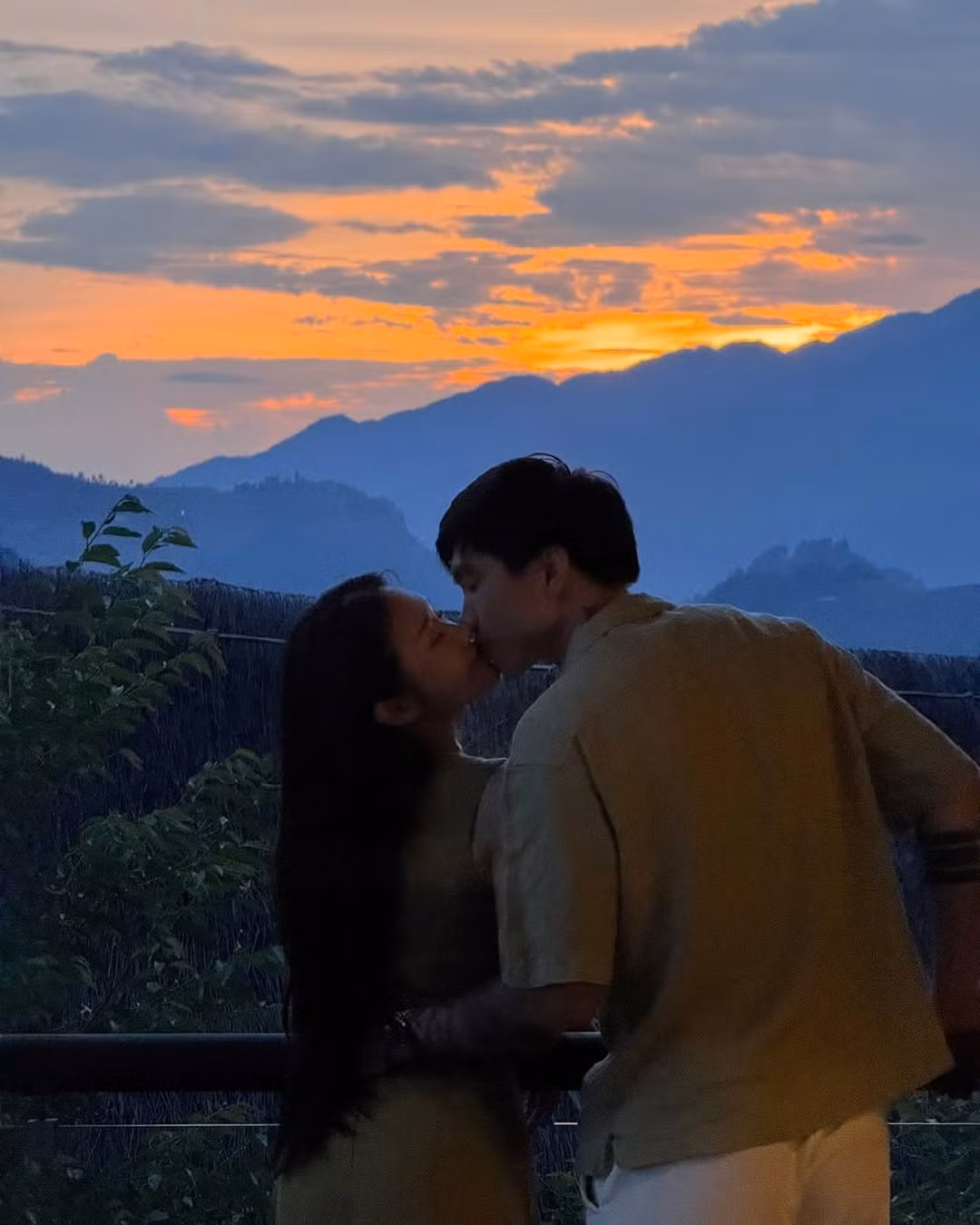 Mặc dù trong bối cảnh hoàng hôn khiến ảnh gặp tình trạng "thiếu sáng", thế nhưng Doãn Hải My vẫn chiếm spotlight với thân hình chữ S nuột nà cùng nhan sắc xinh đẹp.