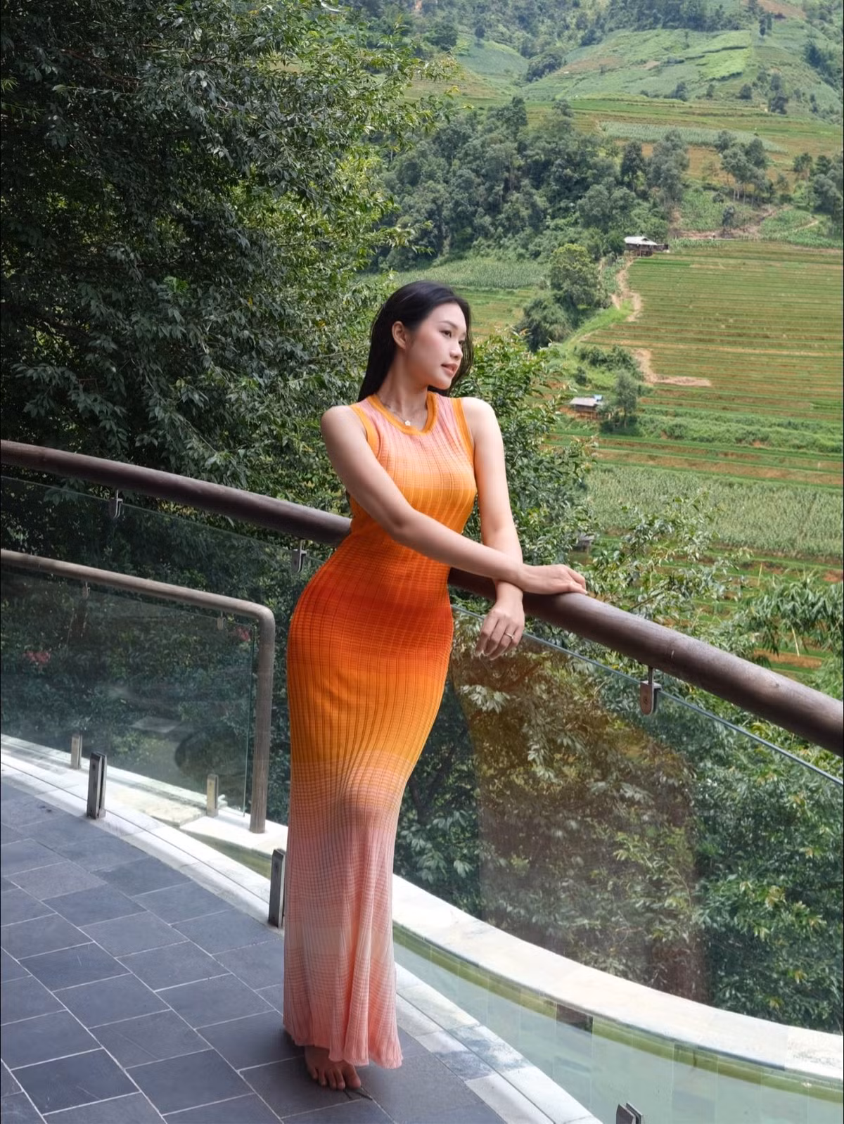 Nhiều người còn nhận xét cô ngày càng đẹp mặn mà sau khi kết hôn, đúng chuẩn "vợ cầu thủ hot nhất làng bóng đá Việt".