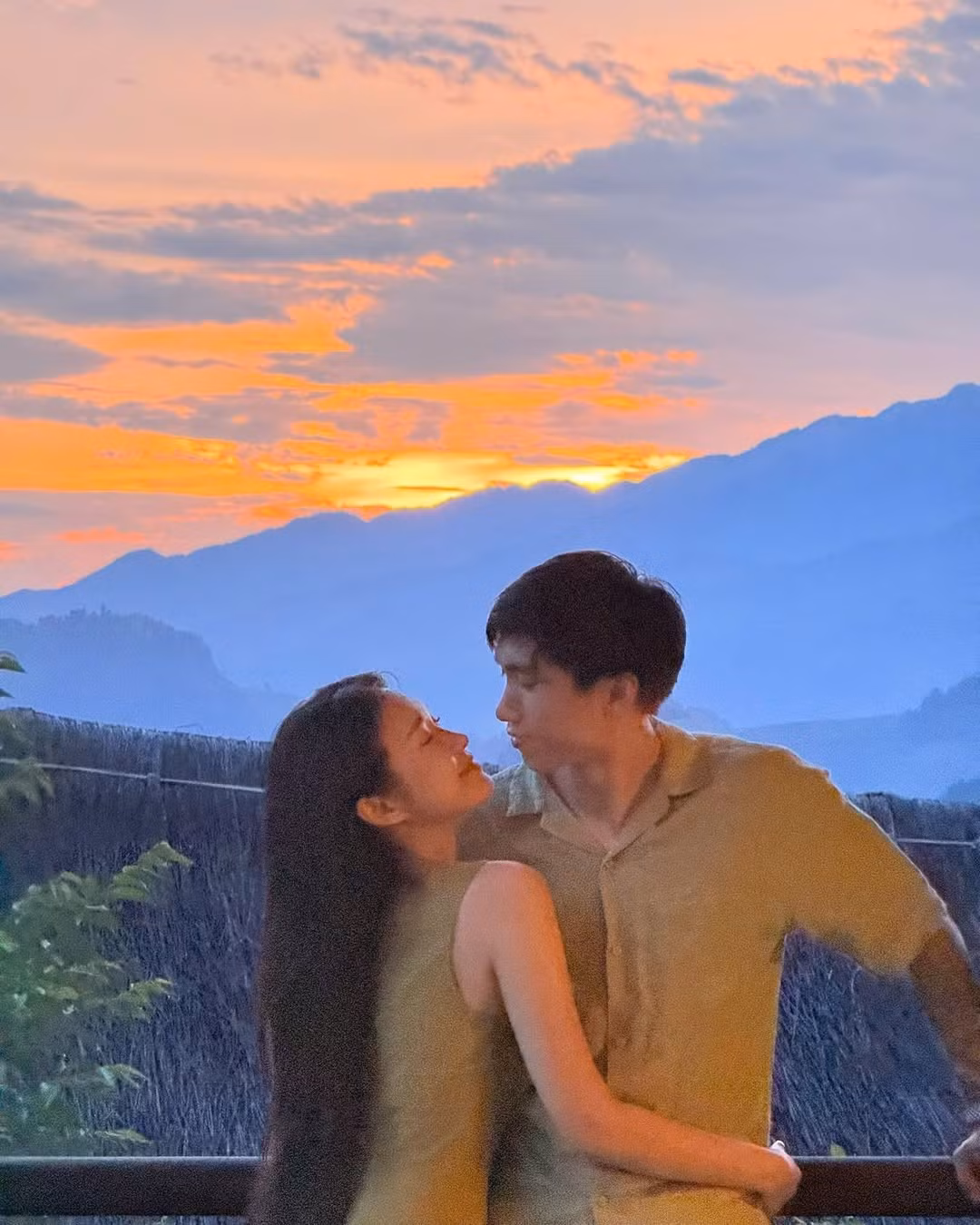 Trong khung cảnh hoàng hôn tuyệt đẹp nơi núi rừng Tây Bắc, cặp đôi đẹp nhất làng bóng đá ôm nhau tình tứ, Văn Hậu còn đặt lên môi nàng nụ hôn ngọt ngào.