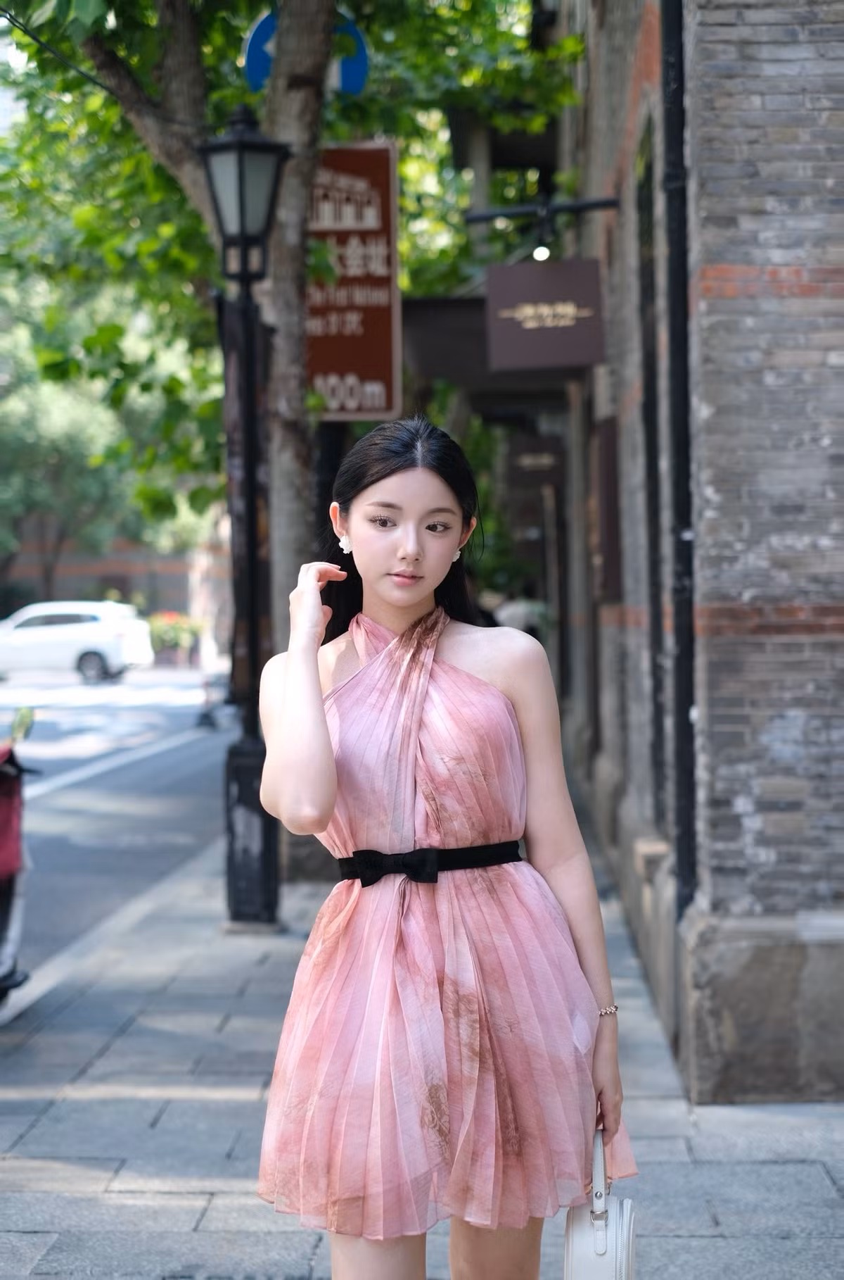 Sự đối lập thú vị giữa vẻ ngoài mảnh mai, trong sáng và khả năng ăn uống đáng nể này chính là yếu tố tạo nên sức hút khó cưỡng cho Quỳnh Trương. (Ảnh: IGNV)