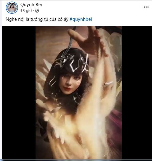 Quỳnh Bei thể hiện ánh mắt sắc lạnh, ma mị cùng với những động tác gợi cảm như đang điều khiển sức mạnh của cát bụi và thời gian. (Ảnh: FB Quỳnh Bei)