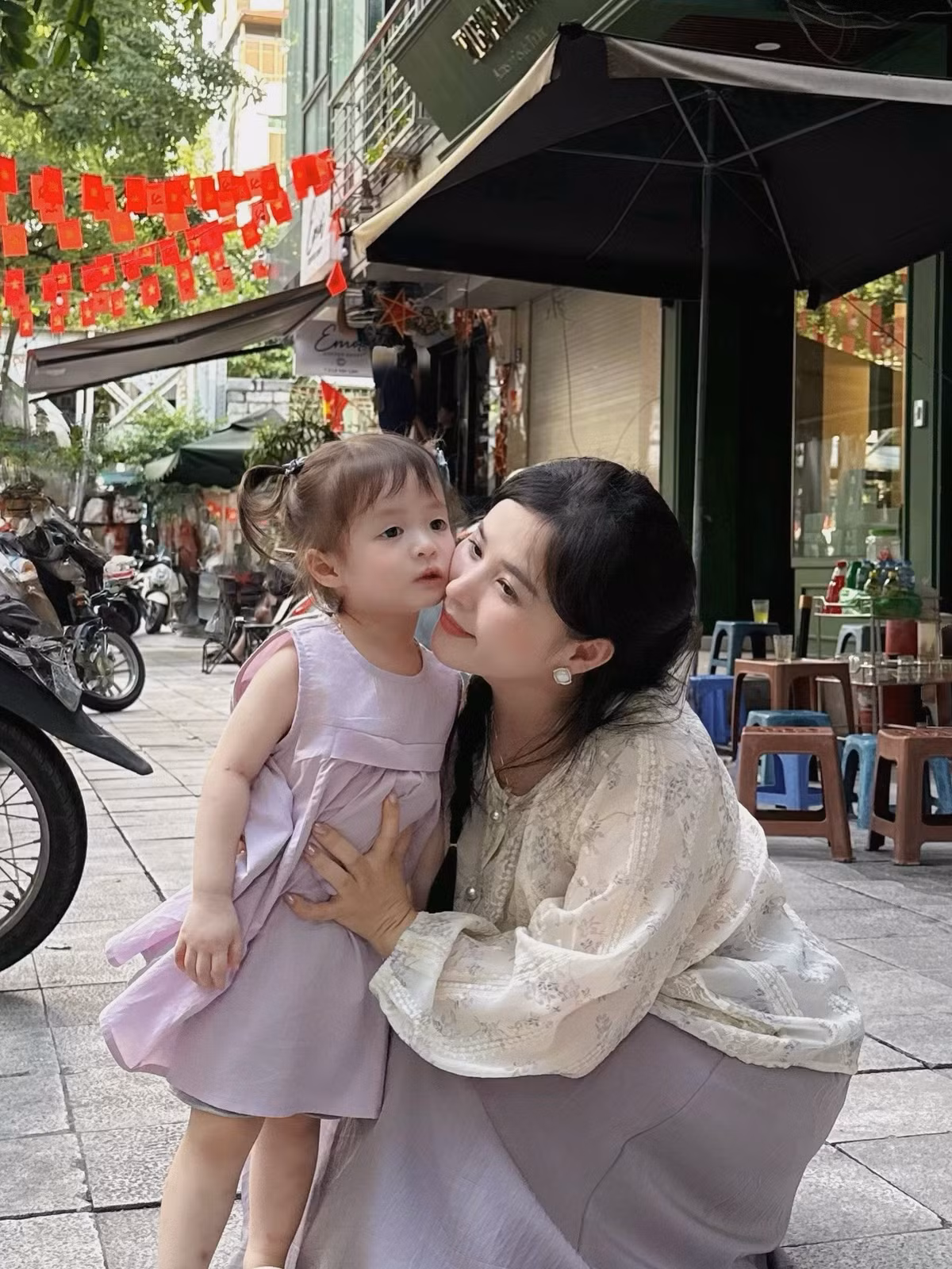 Nhan sắc tươi tắn, nụ cười rạng ngời của Thảo Nari chứng minh rằng cô đang tận hưởng những ngày tháng tuyệt vời bên gia đình. (Ảnh: IGNV)