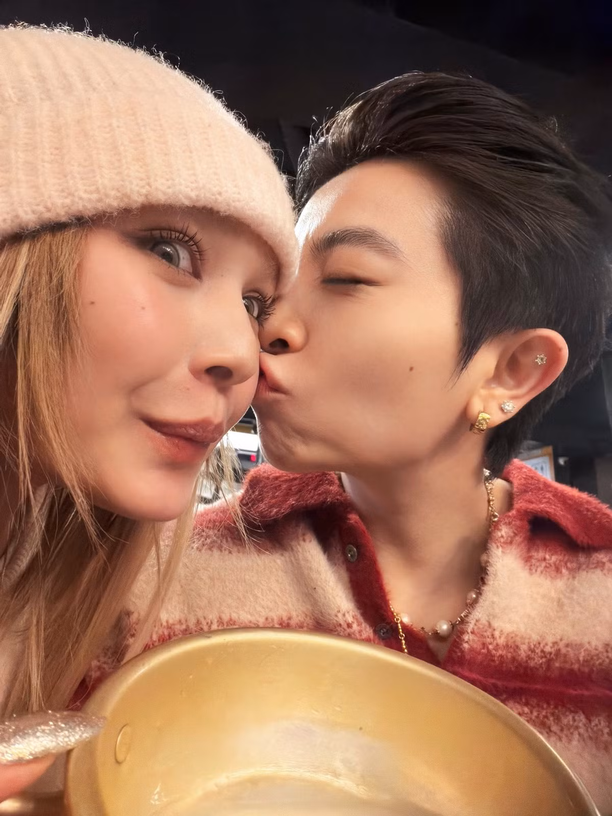 Những bức ảnh selfie cận mặt cho thấy sự hạnh phúc ngập tràn của cặp đôi. Xoài Non đội mũ len, ôm người yêu tình tứ, trong khi Gil Lê dành tặng bạn gái một nụ hôn má ngọt ngào. (Ảnh: FBNV)