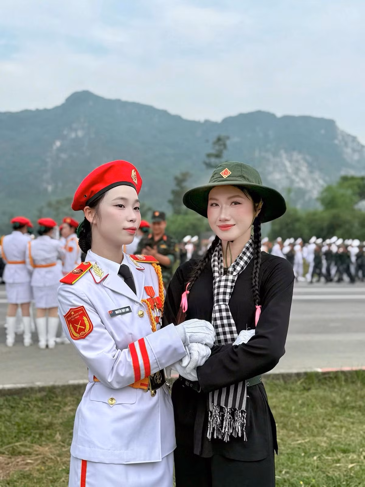 Lịch luyện tập dày đặc, khắt khe cả về cường độ lẫn kỹ thuật, thế nhưng cô gái vẫn giữ vững tinh thần, nghiêm túc tập luyện để chuẩn bị cho ngày lễ lớn. (Ảnh: FBNV)