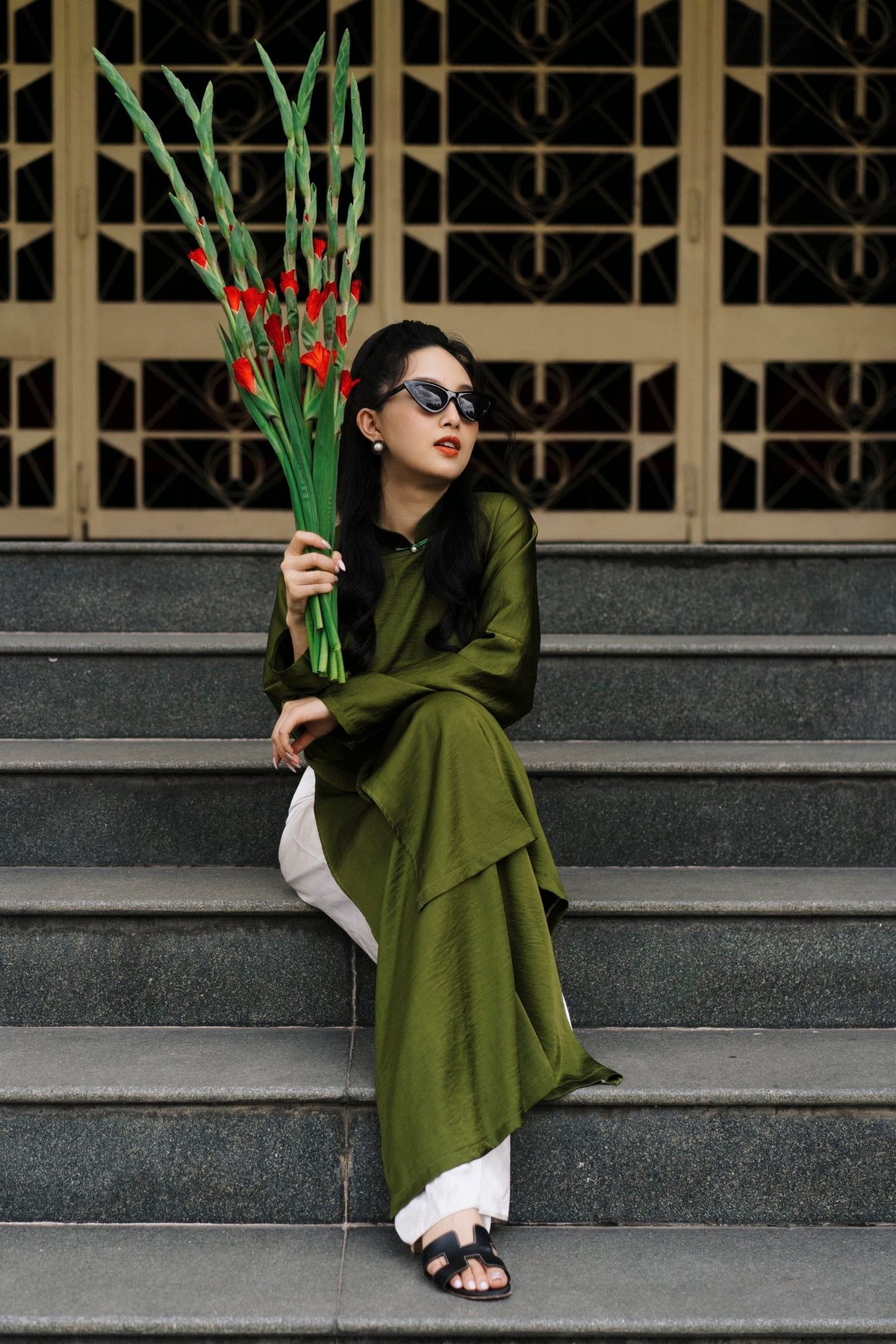 View - Nữ MC Nghệ An gia nhập đường đua ảnh Tết với áo dài họa tiết con công độc đáo | Báo Tri thức và Cuộc sống - TIN TỨC PHỔ BIẾN KIẾN THỨC 24H