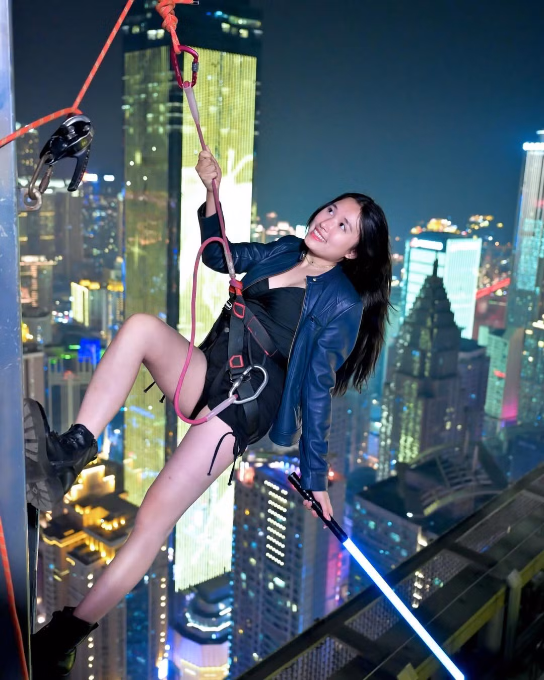 Cô nàng còn đeo một chiếc kính mắt điện tử và cầm trên tay một thanh kiếm phát sáng, khiến nhiều người liên tưởng đến hình ảnh của những nữ chiến binh đến từ tương lai. (Ảnh: FBNV)