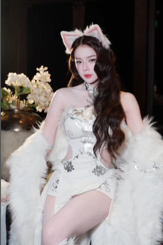 Phần vai trần khoe khéo bờ vai thon thả. Điểm nhấn là họa tiết hoa văn màu bạc uốn lượn in nổi trên nền vải trắng, tạo cảm giác huyền ảo, như ánh trăng. (Ảnh: IGNV)