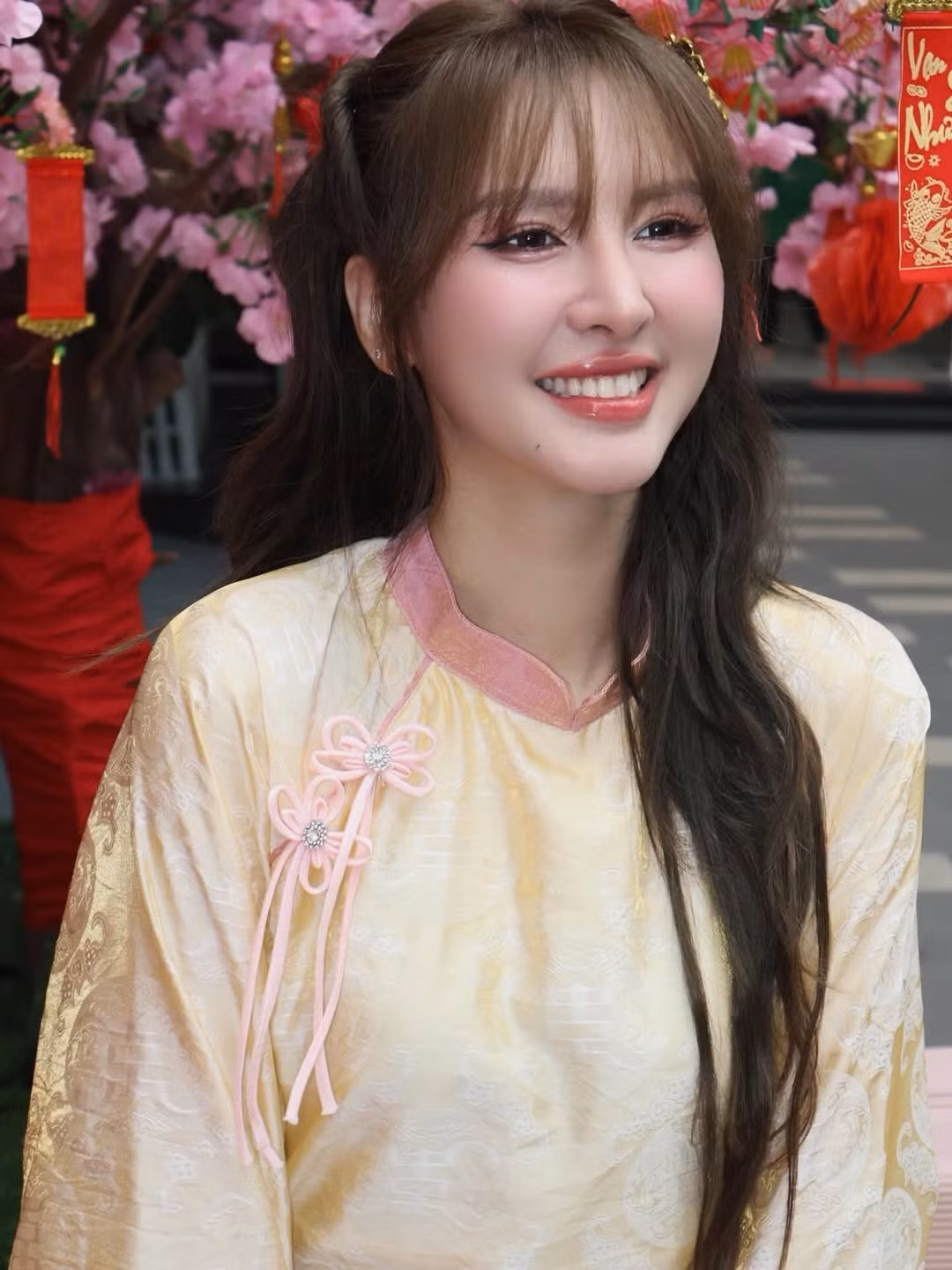 Trong bộ ảnh lần này, Ngân Sát Thủ lựa chọn thiết kế áo dài mang tông màu vàng nhạt chủ đạo, kết hợp cùng sắc hồng pastel ở phần cổ và quần. (Ảnh: IGNV)