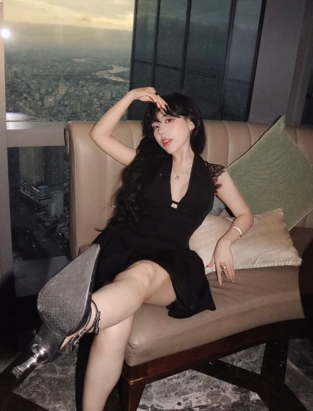 Khoe dáng trước "view triệu đô", Bảo Khuyên chọn một chiếc đầm đen hai dây cut-out tinh tế, với chi tiết ren gợi cảm ở phần vai, tôn lên bờ vai thon thả và vóc dáng mảnh mai của mình. (Ảnh: IGNV)