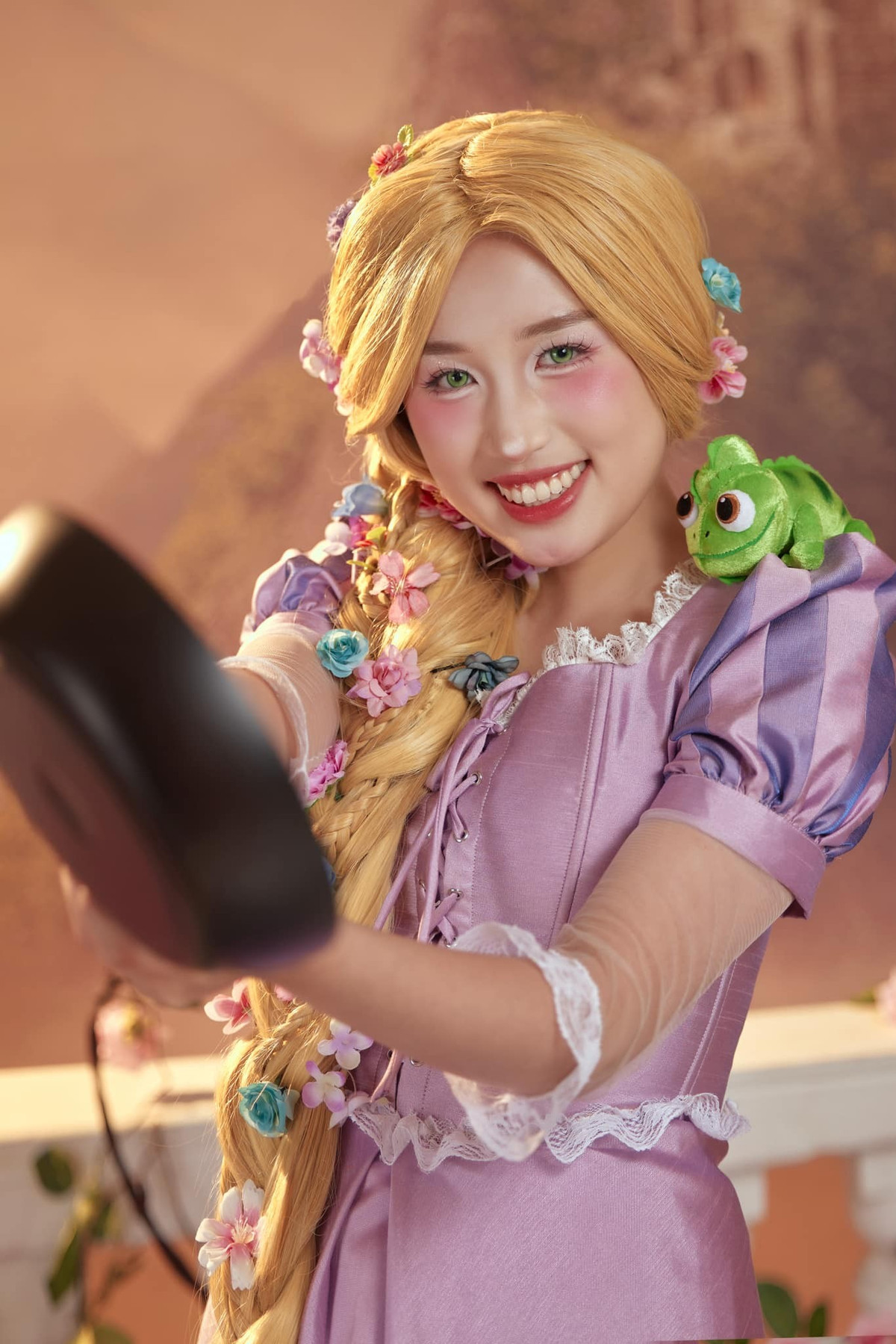 Mỗi mùa lễ hội hóa trang, các hot girl đình đám lại không làm người hâm mộ thất vọng khi đầu tư vào những bộ ảnh cosplay ấn tượng, người thì lựa chọn lấy cảm hứng từ những nhân vật hoạt hình, người lại chọn nhân vật nổi tiếng trong các bộ phim. (Ảnh: Jenny Huynh)